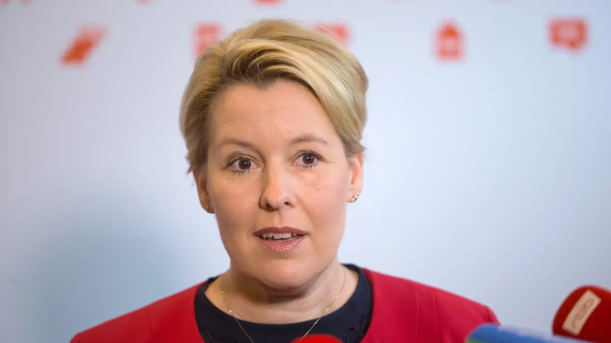 14.10.2021, Berlin: Franziska Giffey, Vorsitzende der Berliner SPD und designierte Regierende Bürgermeisterin, gibt ein Statement. Giffey will weiter mit Grünen und Linken die Chancen für eine Neuauflage des bisherigen Regierungsbündnisses im Land Berlin ausloten. Foto: Nina Hansch/dpa +++ dpa-Bildfunk +++