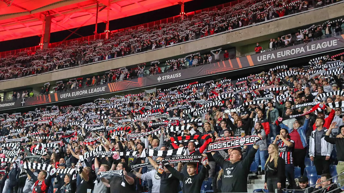 Fußball - UEFA Europa League - 01. Spieltag Eintracht Frankfurt - Fenerbahce SK am 16.09.2021 im Deutsche Bank Park in Frankfurt Die Fans von Eintracht Frankfurt präsentieren eine Schalparade *** Football UEFA Europa League 01 Matchday Eintracht Frankfurt Fenerbahce SK on 16 09 2021 at Deutsche Bank Park in Frankfurt Eintracht Frankfurt fans present a scarf parade UR