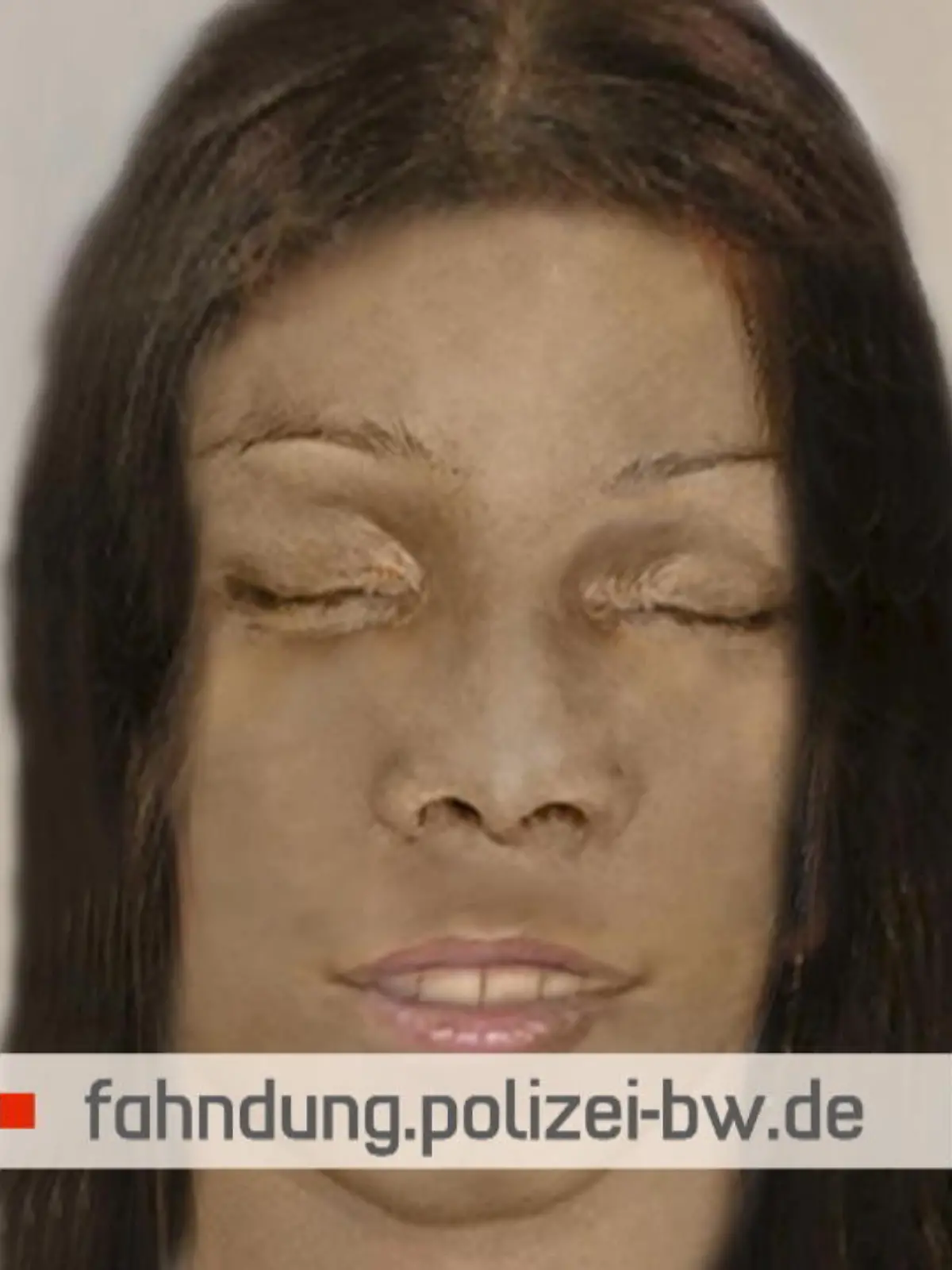 Die Polizei bittet um Ihre Mithilfe. Im Schwarzwald wurde die Leiche einer jungen Frau gefunden und noch immer ist die Identität nicht geklärt. Das war Mitte September. Es gibt keine Vermisstenanzeige, die zum Opfer passt, die Leiche ist schwer zu identifizieren, weil sie angezündet wurde. Jetzt ist es dennoch gelungen, ein Phantombild der Frau zu erstellen.