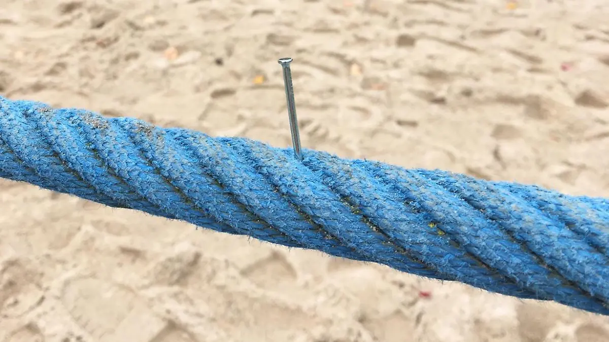 Ein Nagel steckt in einem Seil auf einem Spielplatz in Oldenburg