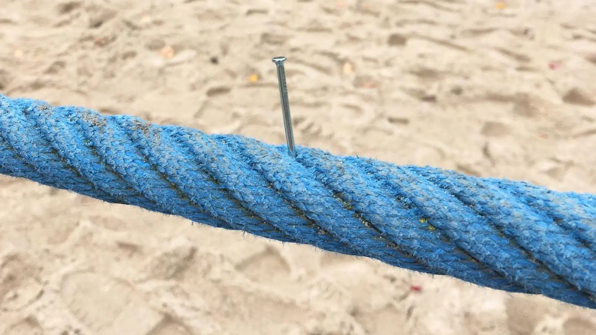 Ein Nagel steckt in einem Seil auf einem Spielplatz in Oldenburg