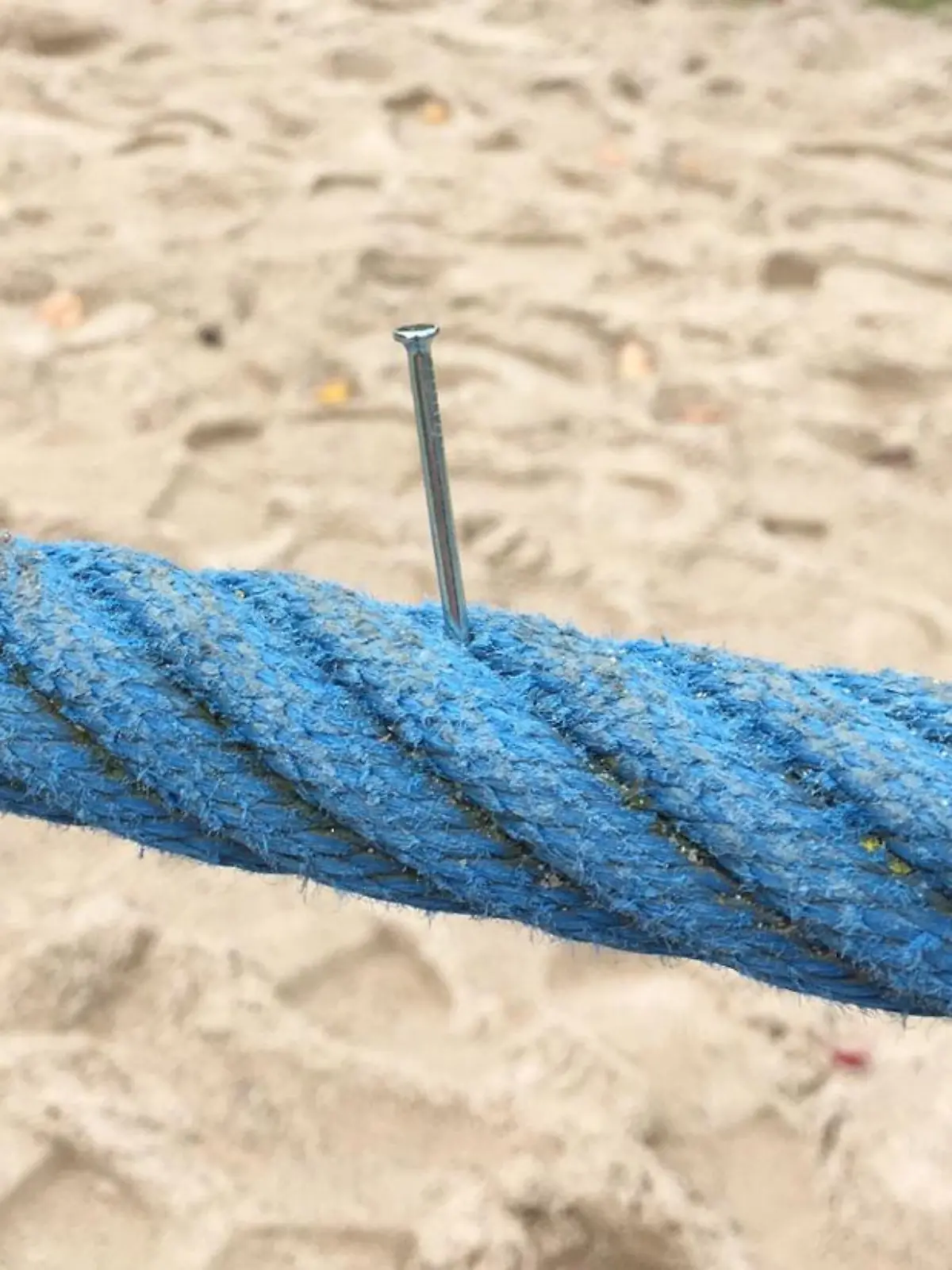 Ein Nagel steckt in einem Seil auf einem Spielplatz in Oldenburg