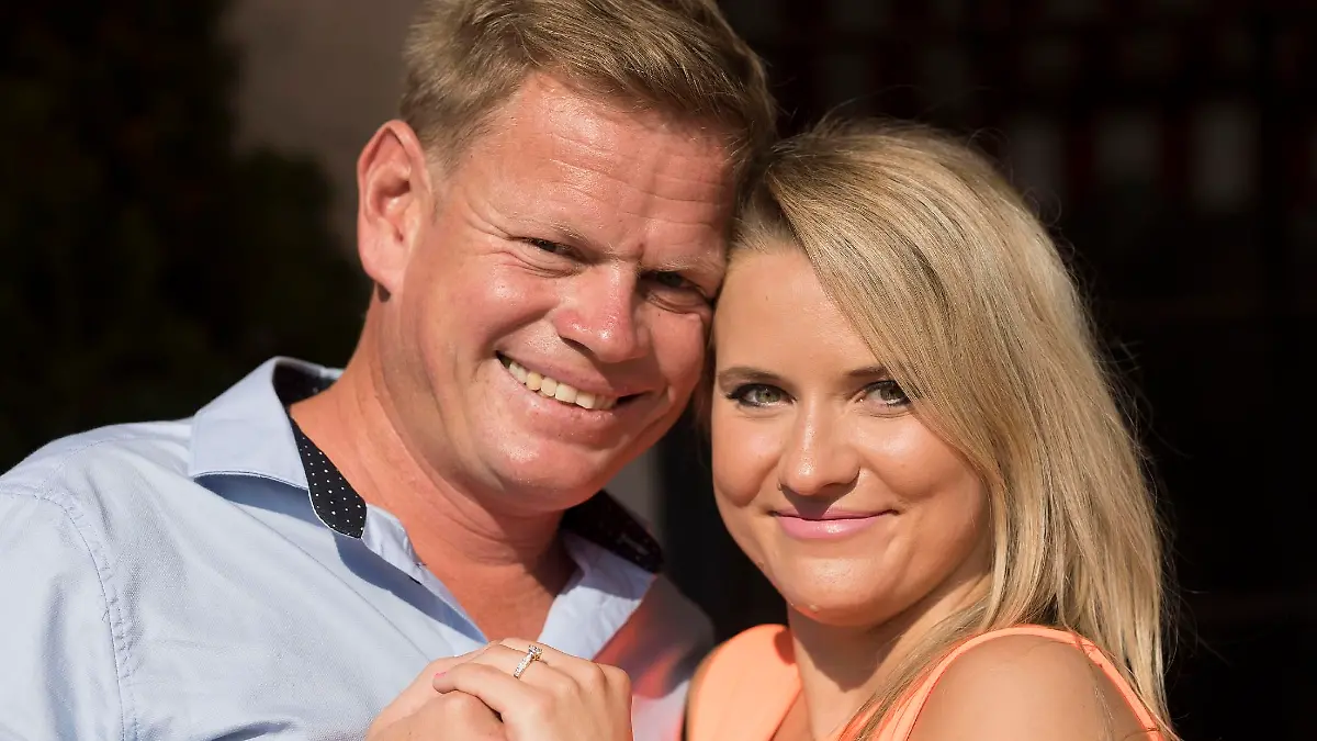 Oliwia (28, Übersetzerin) mit Ring und Farmer Jörn (38) aus Namibia
Verwendung der Bilder für Online-Medien ausschließlich mit folgender Verlinkung: "Alle Infos zu "Bauer sucht Frau" im Special bei RTL.de: https:// www.rtl.de/cms/sendungen/bauer-sucht-frau.html