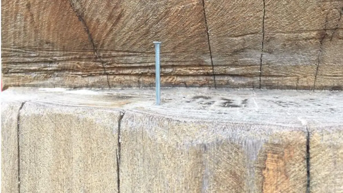 Ein Nagel steckt in einer Sitzgelegenheit aus Holz auf einem Spielplatz in Oldenburg