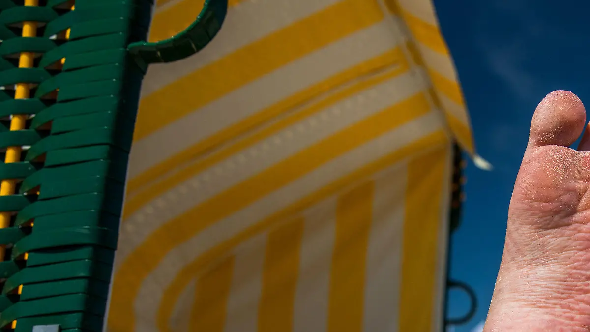 Claudia aus Berlin nutzt das sommerliche Wetrter am Strand von Binz (Mecklenburg-Vorpommern) auf der Insel Rügen für ein erstes Sonnenbad an der Ostsee. Mit Temperaturen bis zu 30 Grad, blauem Himmel und Sonnenschein zeigt sich das Wetter im Nordosten von seiner besten Seite. Foto: Jens Büttner/dpa-Zentralbild/dpa +++(c) dpa - Bildfunk+++