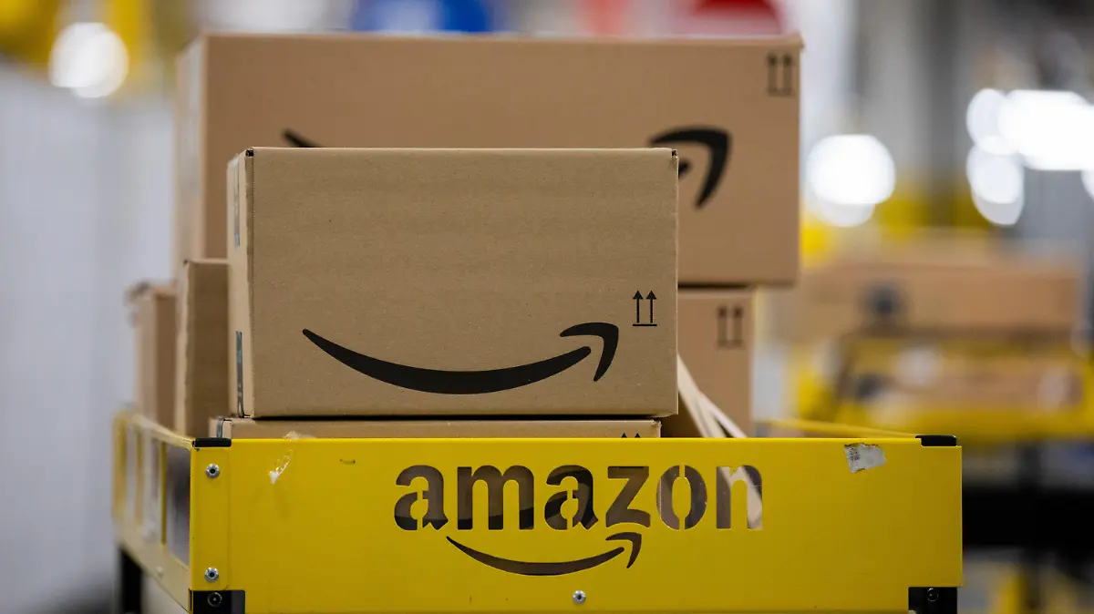 ARCHIV - 08.12.2020, Nordrhein-Westfalen, Mönchengladbach: Pakete liegen in einem Logistikzentrum des Versandhändlers Amazon auf einem Wagen. Die US-Internetriesen Google und Amazon sollen in Frankreich wegen Verstößen gegen Gesetzesregeln für Cookies Millionenbußen zahlen. (zu dpa «Millionen-Strafen für Google und Amazon in Frankreich») Foto: Rolf Vennenbernd/dpa +++ dpa-Bildfunk +++