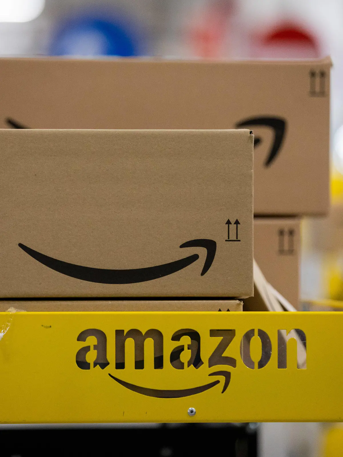 ARCHIV - 08.12.2020, Nordrhein-Westfalen, Mönchengladbach: Pakete liegen in einem Logistikzentrum des Versandhändlers Amazon auf einem Wagen. Die US-Internetriesen Google und Amazon sollen in Frankreich wegen Verstößen gegen Gesetzesregeln für Cookies Millionenbußen zahlen. (zu dpa «Millionen-Strafen für Google und Amazon in Frankreich») Foto: Rolf Vennenbernd/dpa +++ dpa-Bildfunk +++