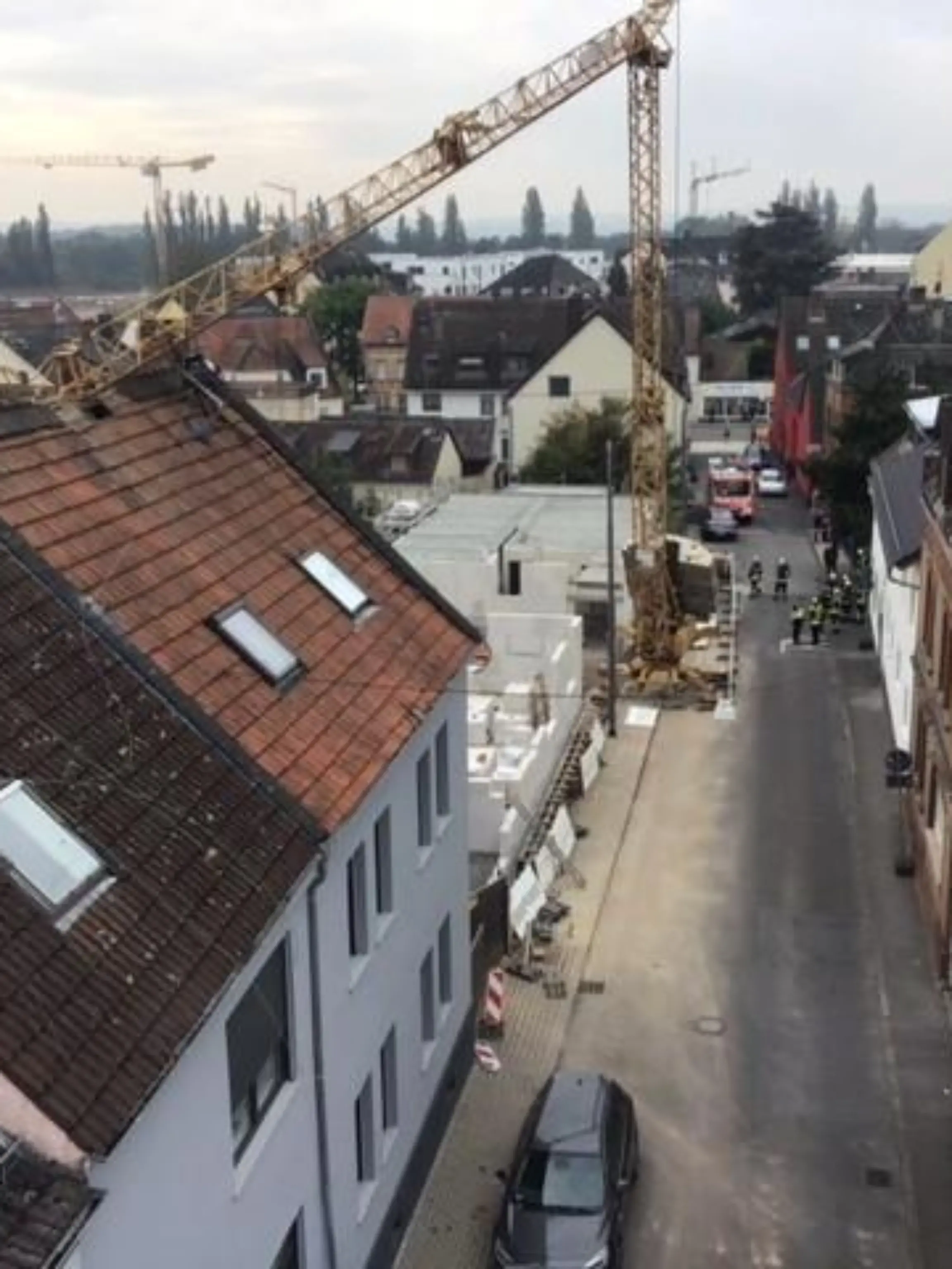 In der Wiesbadener Köhlstraße ist ein Baukran umgestürzt.