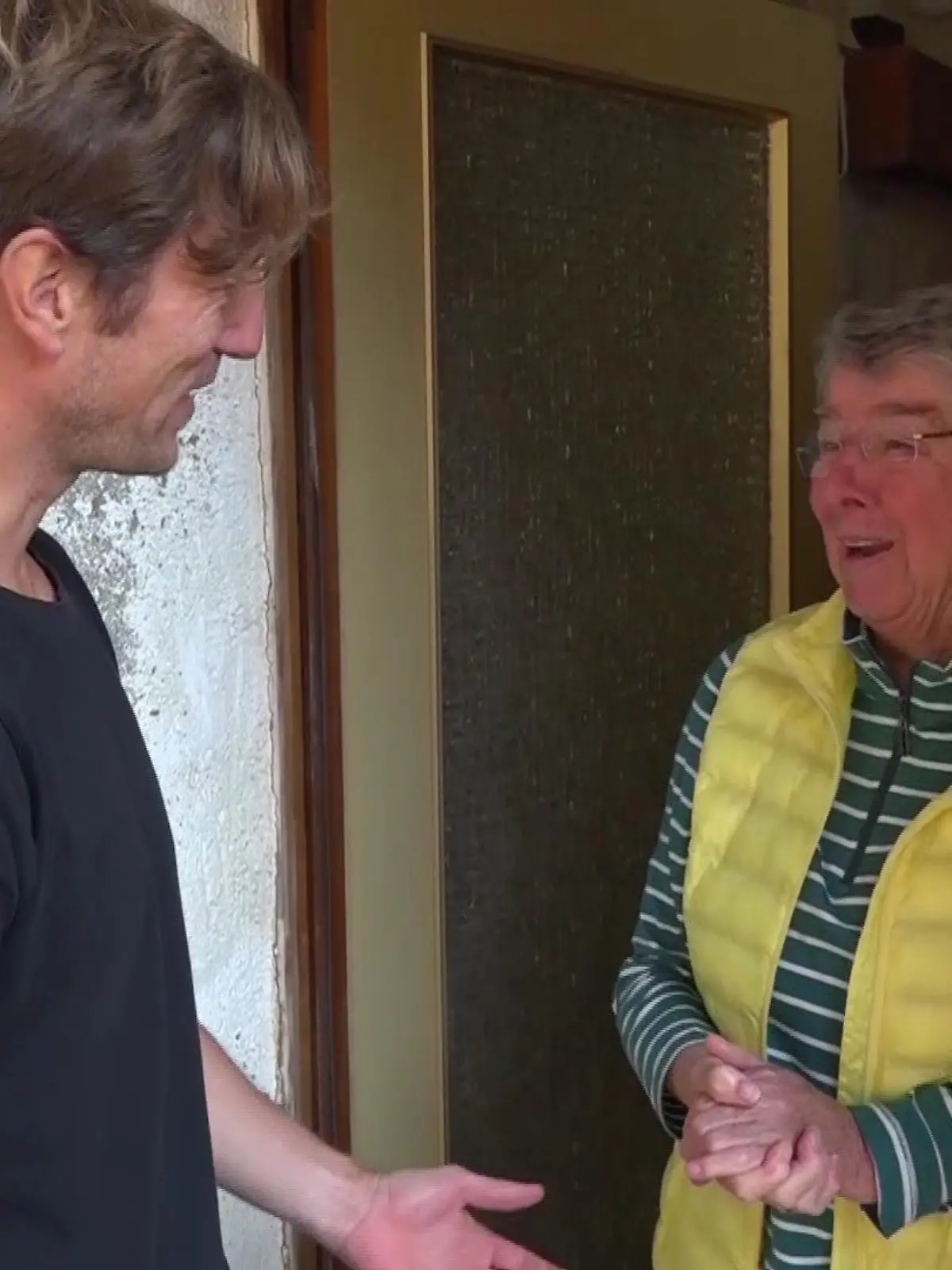 Als René Lehmler vor ihrer Haustür steht, strahlt Hildegard Zimmermann-Knieps über beide Ohren.