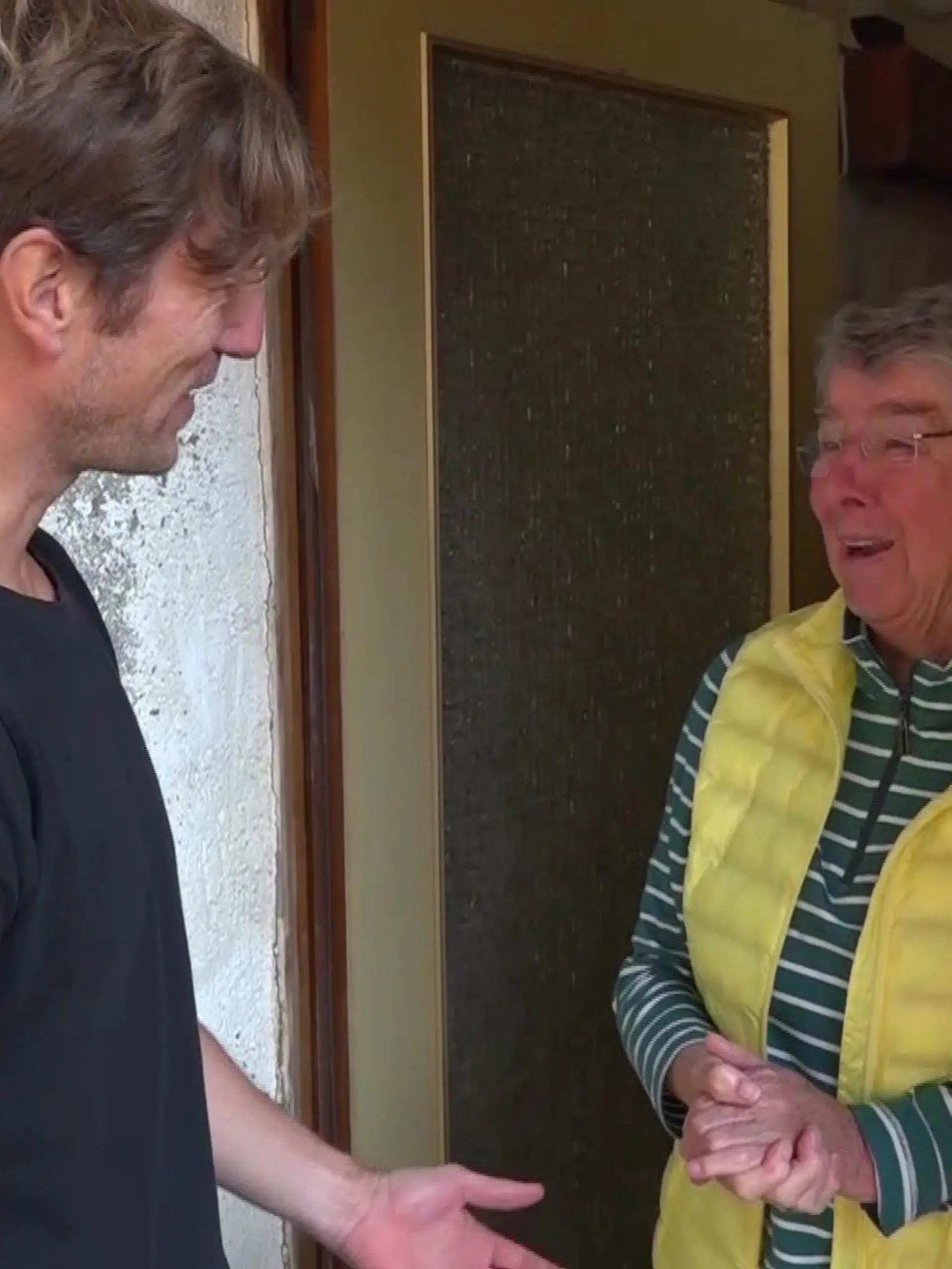 Als René Lehmler vor ihrer Haustür steht, strahlt Hildegard Zimmermann-Knieps über beide Ohren.