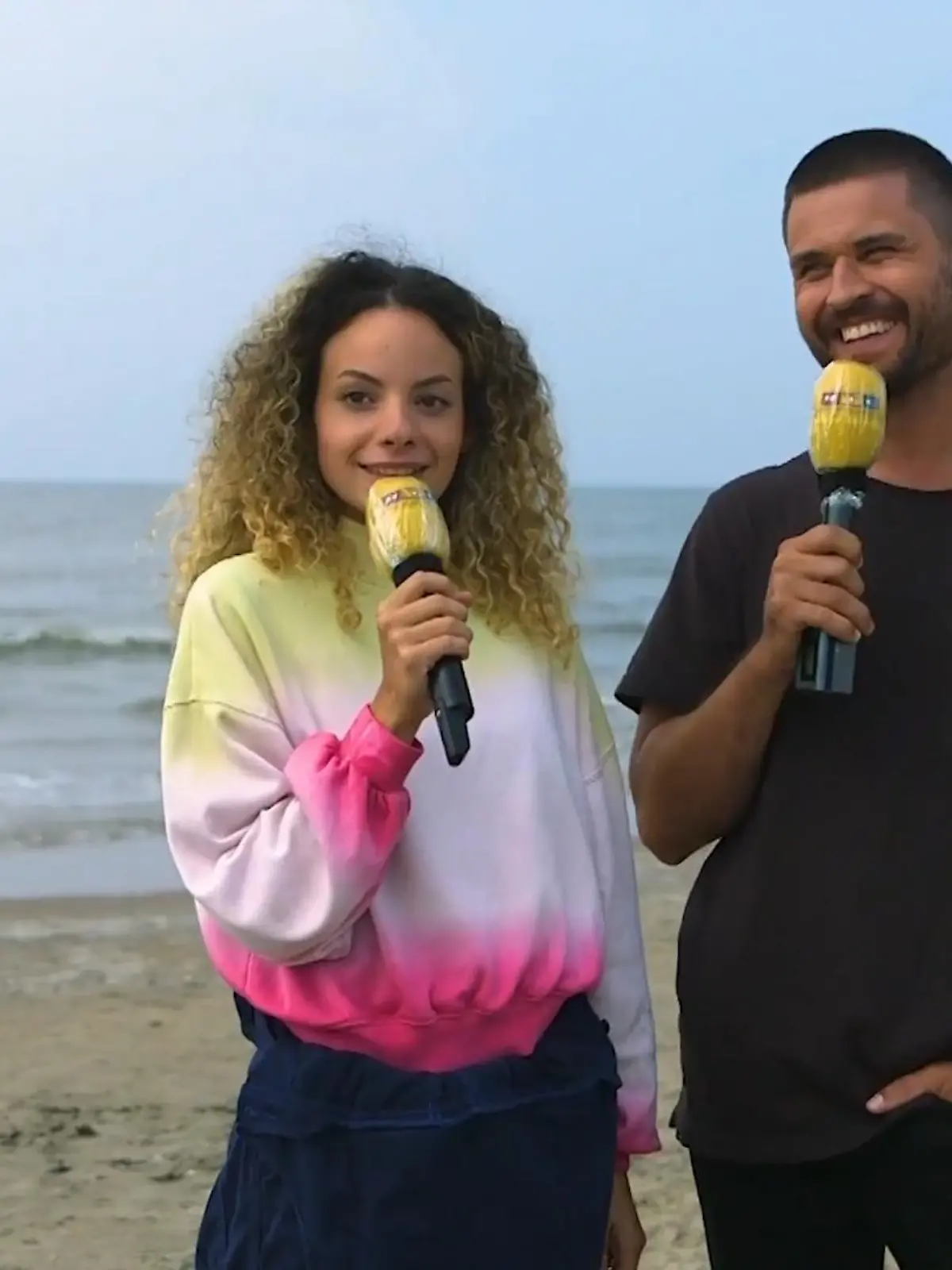 Bild zu: "Isabelle und Milos genießen die Dreharbeiten am Meer"