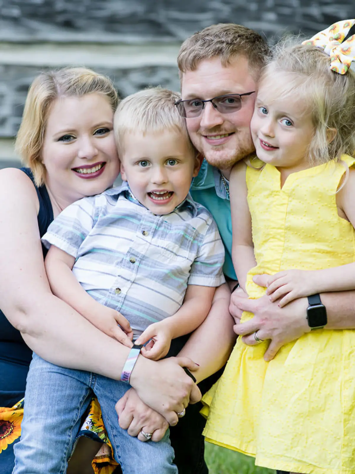 Familie Price auf einem Familienfoto. Die Eltern Alexandra und Joshua und die Kinder Lukas (4) und Sophia (5).