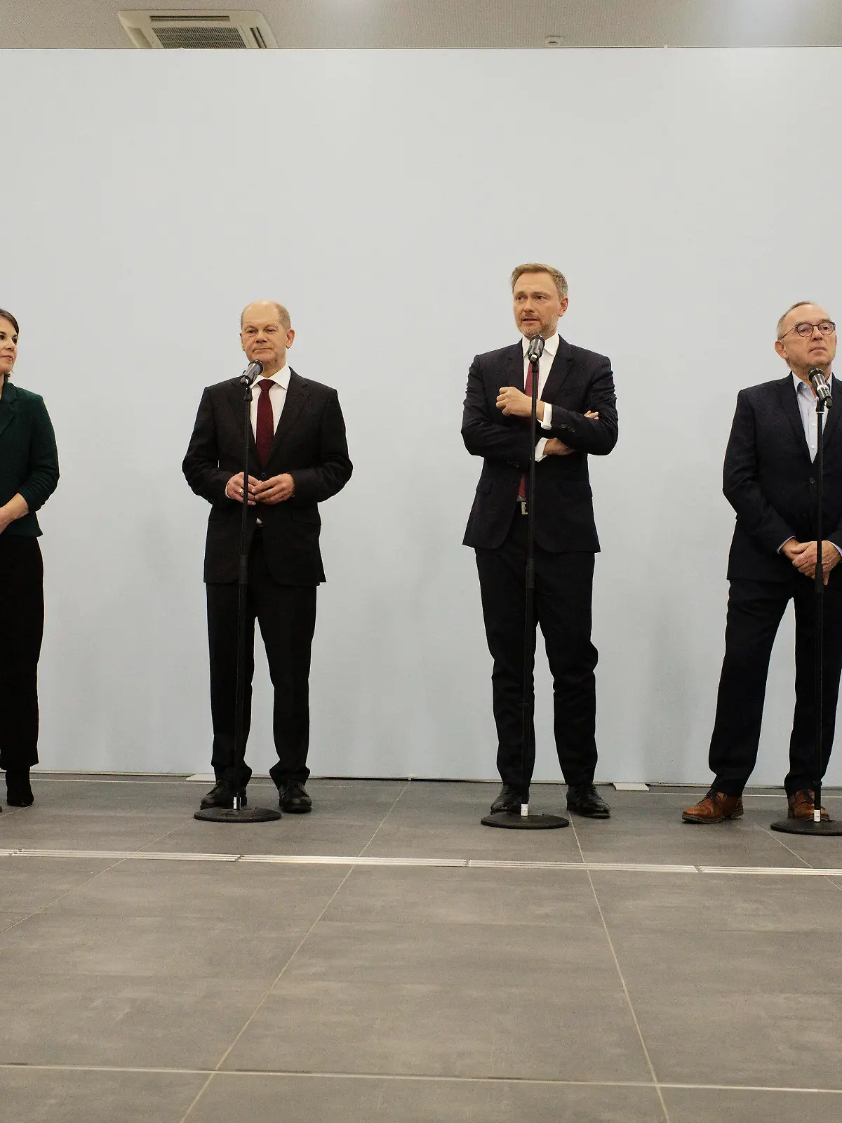Social Democratic Party, SPD, chancellor candidate Olaf Scholz, third from left, and the two party leader Saskia Esken, right, and Norbert Walter-Borjans, second from right, the Green party leaders Annalena Baerbock, second from left, and Robert Habeck, left, and the Free Democratic Party chairman Christian Lindner, third from right, attend a joint news conference in Berlin, Friday, Oct. 15, 2021. After the parliamentary elections on September 26, the leaders of the three parties announced that they would start coalition talks for a new German government. (AP Photo/Markus Schreiber)