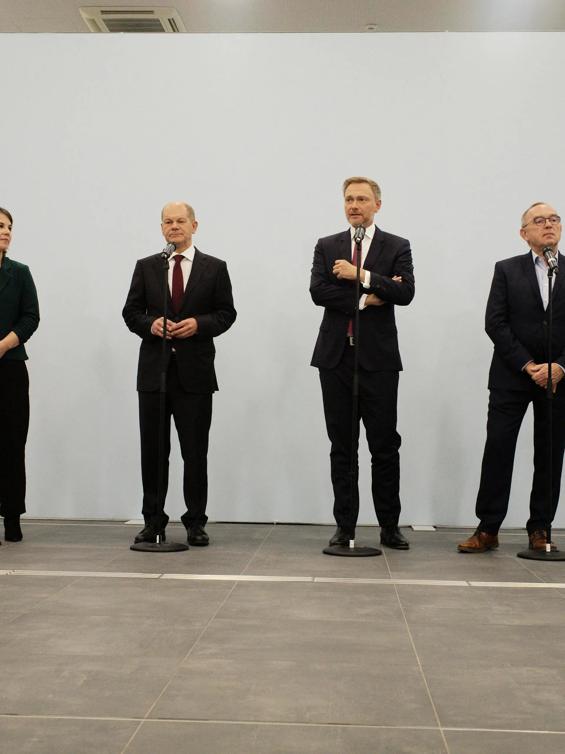 Social Democratic Party, SPD, chancellor candidate Olaf Scholz, third from left, and the two party leader Saskia Esken, right, and Norbert Walter-Borjans, second from right, the Green party leaders Annalena Baerbock, second from left, and Robert Habeck, left, and the Free Democratic Party chairman Christian Lindner, third from right, attend a joint news conference in Berlin, Friday, Oct. 15, 2021. After the parliamentary elections on September 26, the leaders of the three parties announced that they would start coalition talks for a new German government. (AP Photo/Markus Schreiber)