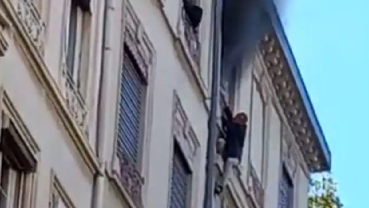 Mann rettet sich in letzter Sekunde vor dem Feuer
