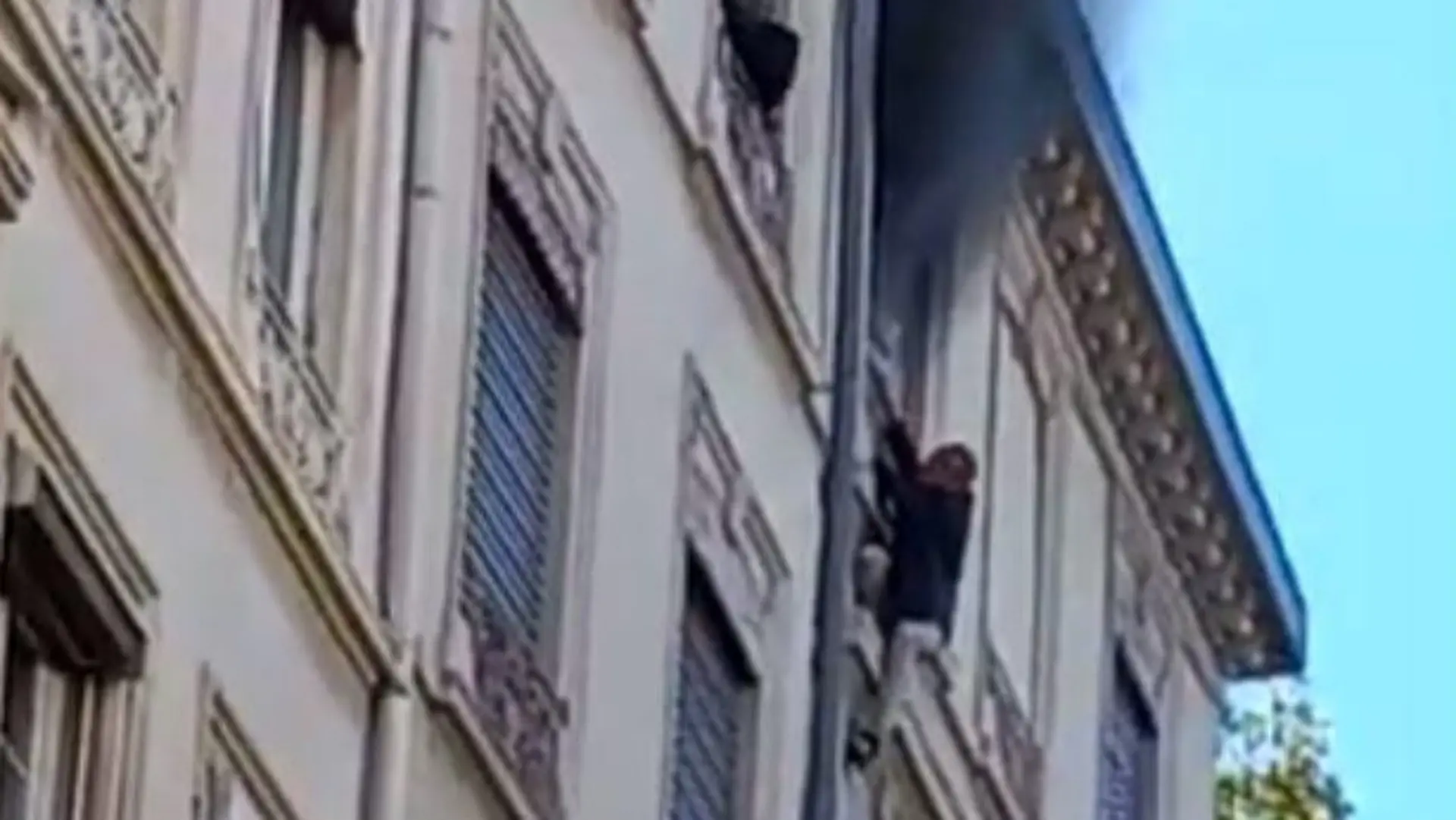 Mann rettet sich in letzter Sekunde vor dem Feuer