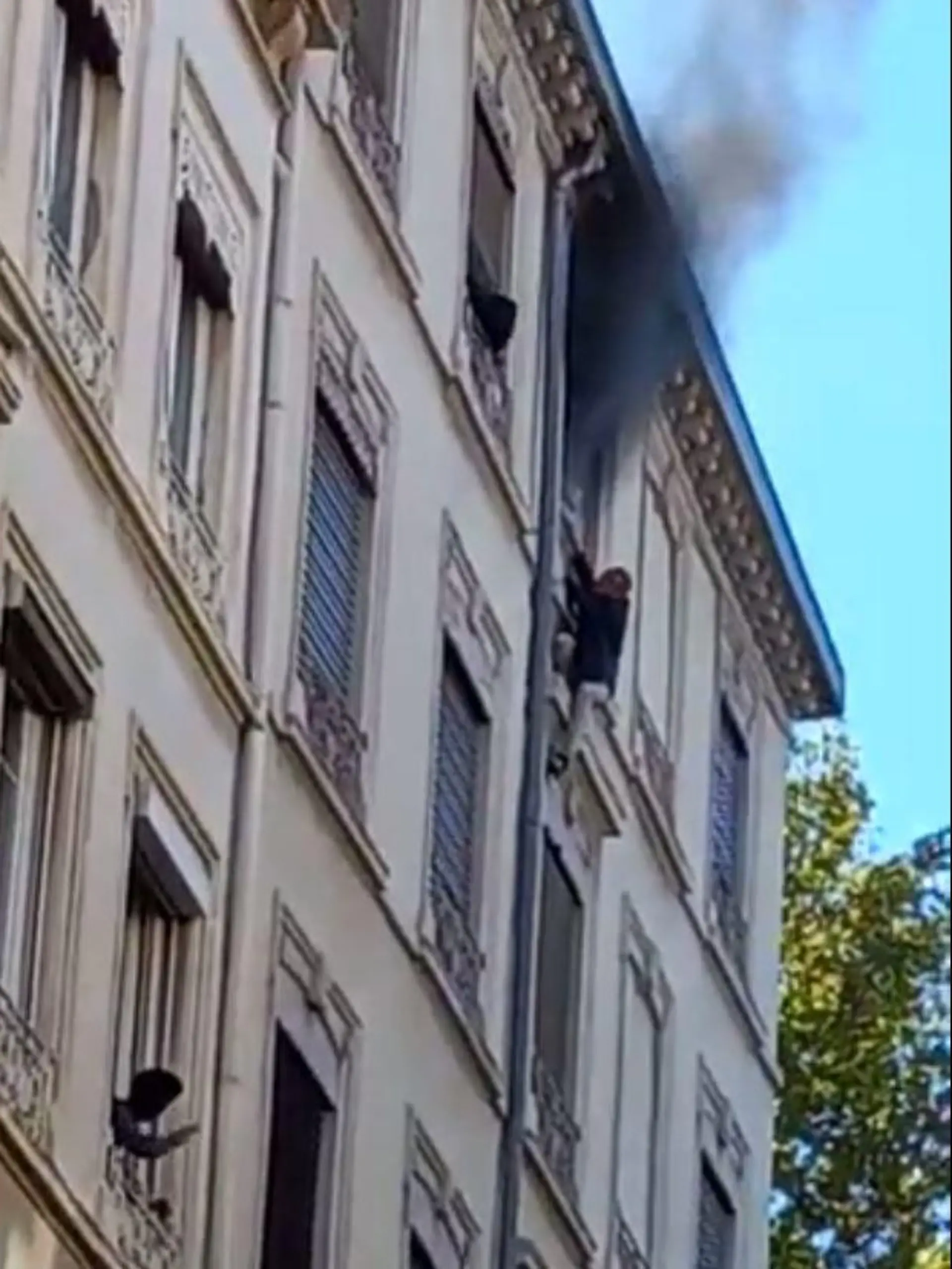 Mann rettet sich in letzter Sekunde vor dem Feuer
