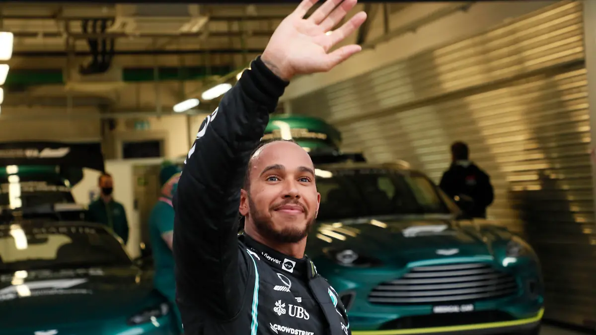 Formula One F1 - Russian Grand Prix - Sochi Autodrom, Sochi, Russia - September 26, 2021 Mercedes' Lewis Hamilton acknowledges the fans after winning the race Pool via REUTERS/Yuri Kochetkov