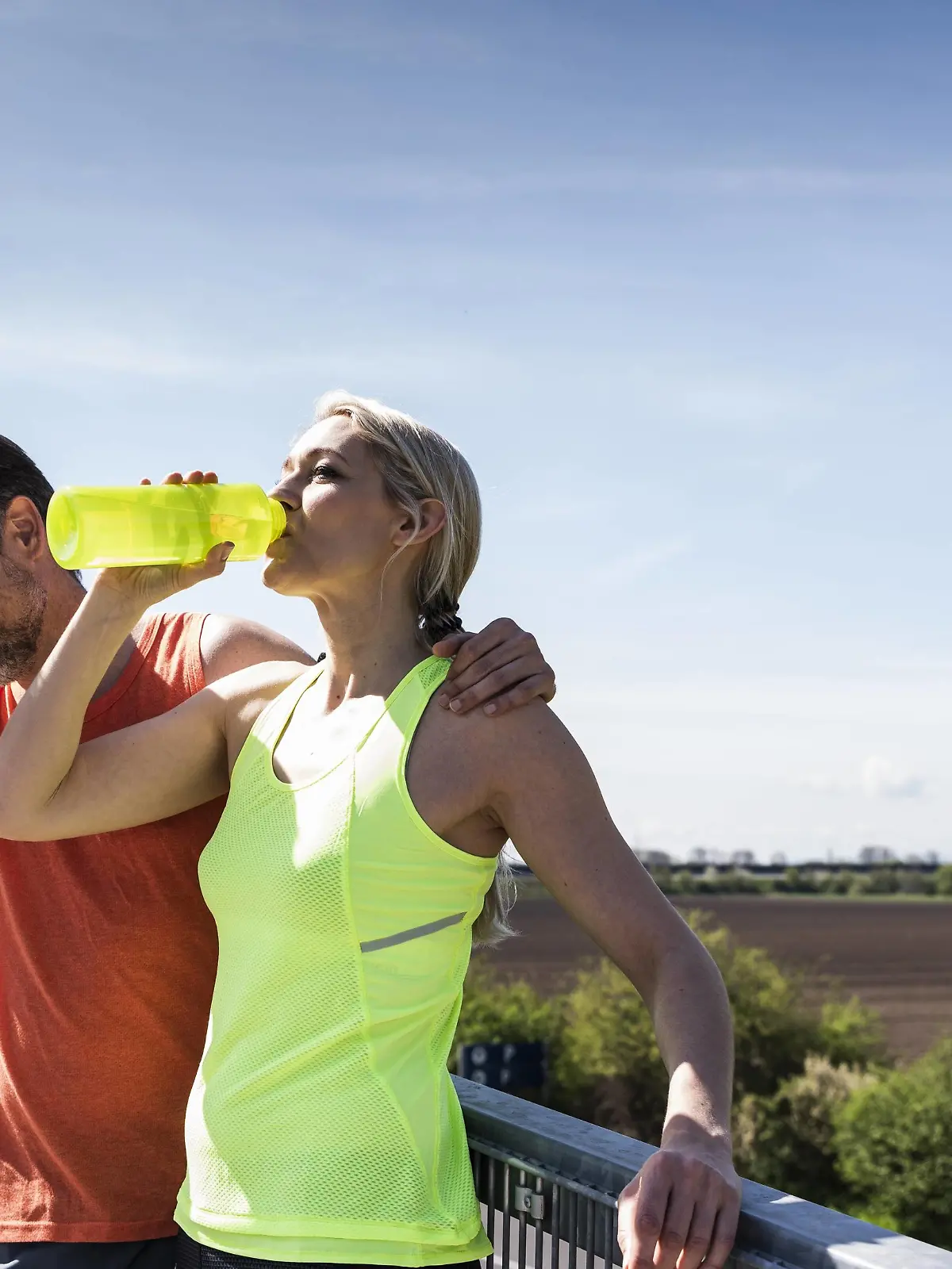 Fit couple jogging in the city, having fun, taking a break model released Symbolfoto PUBLICATIONxINxGERxSUIxAUTxHUNxONLY UUF13602  