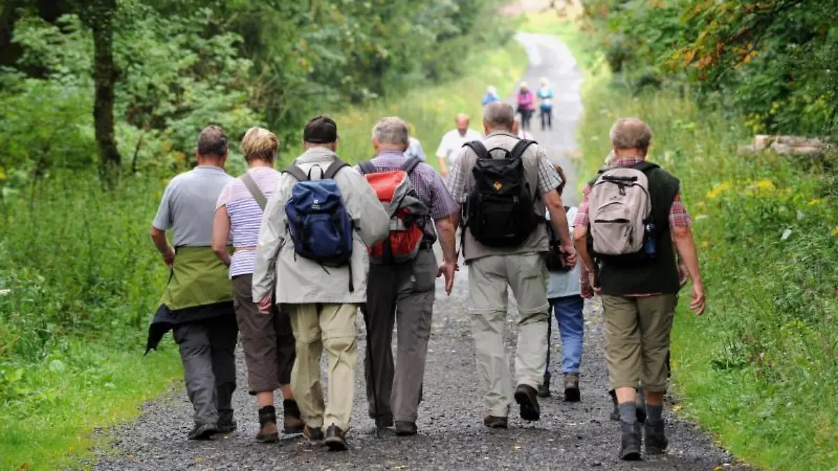Eine Wandergruppe in der Rhön