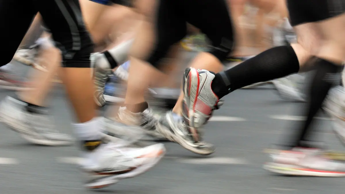 Teilnehmer des 29. Frankfurt Marathon laufen am Sonntag (31.10.2010) durch die Innenstadt von Frankfurt am Main. Insgesamt beteiligten sich nach Veranstalterangaben mehr als 12.000 Läuferinnen und Läuder an dem Sportspektakel, das als ältester deutscher Stadtmarathon gilt. Foto: Boris Roessler dpa/lhe +++(c) dpa - Bildfunk+++