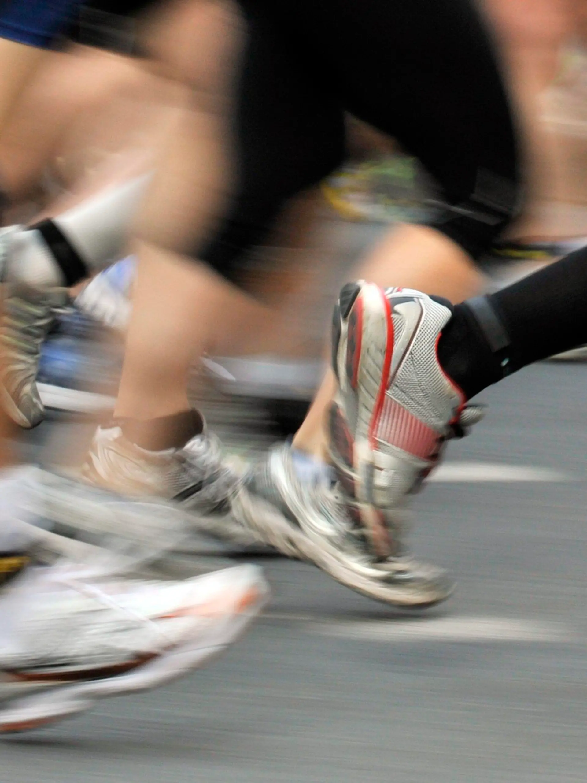 Teilnehmer des 29. Frankfurt Marathon laufen am Sonntag (31.10.2010) durch die Innenstadt von Frankfurt am Main. Insgesamt beteiligten sich nach Veranstalterangaben mehr als 12.000 Läuferinnen und Läuder an dem Sportspektakel, das als ältester deutscher Stadtmarathon gilt. Foto: Boris Roessler dpa/lhe  +++(c) dpa - Bildfunk+++