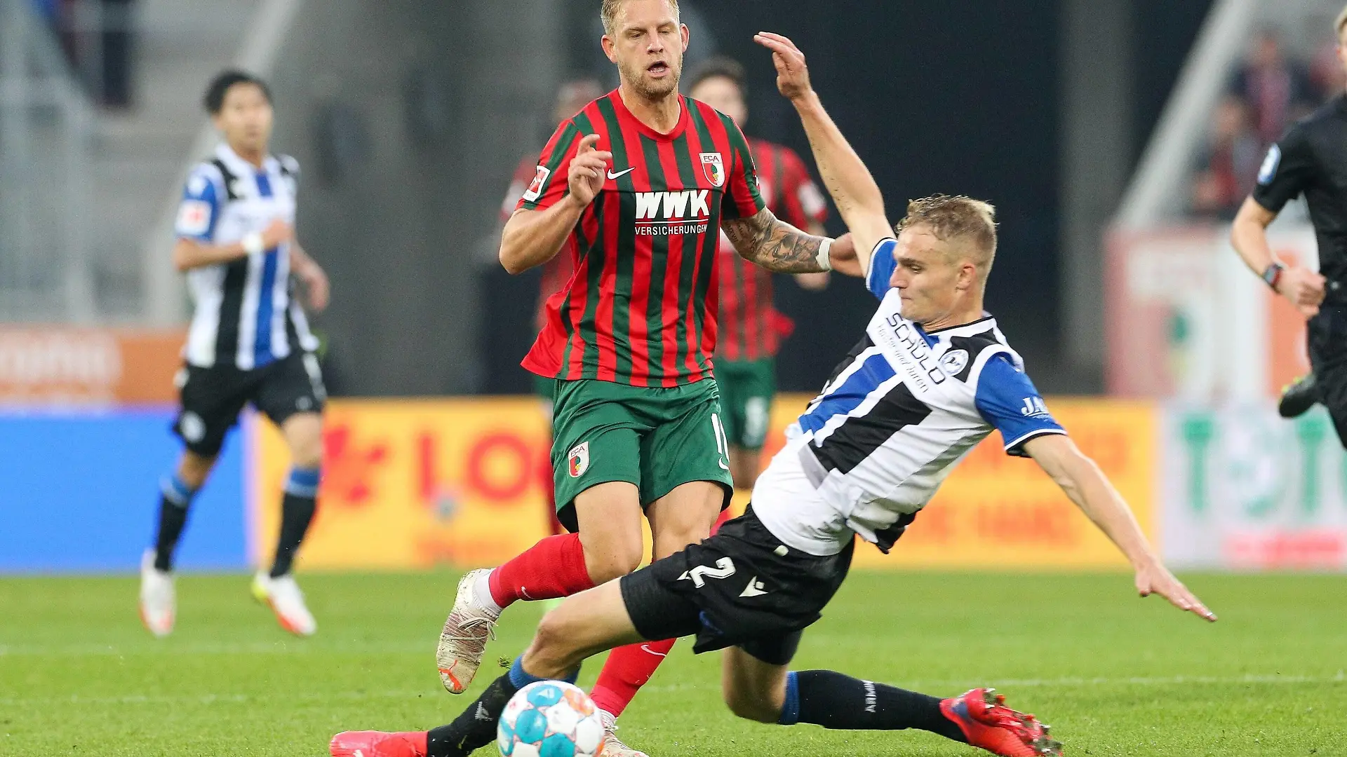 im Zweikampf, Aktion, mit Arne Maier 10 FC Augsburg und Amos Pieper 2 Arminia Bielefeld, FC Augsburg vs. Arminia Bielefeld, 1. Bundesliga, 8. Spieltag, 17.10.2021 DFB regulations prohibit any use of photographs as image sequences and/or quasi-video Augsburg Bayern Deutschland *** im Zweikampf, Aktion, mit Arne Maier 10 FC Augsburg und Amos Pieper 2 Arminia Bielefeld , FC Augsburg vs Arminia Bielefeld, 1 Bundesliga, 8 Spieltag, 17 10 2021 DFB regulations prohibit any use of photographs as image sequences and or quasi video Augsburg Bayern Deutschland Copyright: xkolbert-press/ChristianxKolbertx