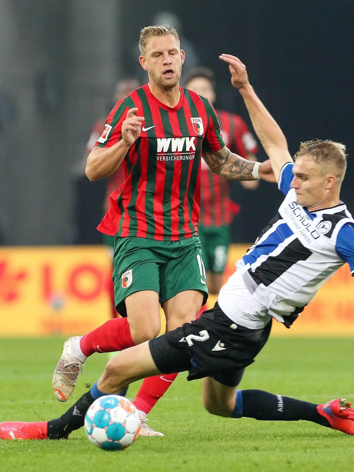  im Zweikampf, Aktion, mit Arne Maier 10 FC Augsburg und Amos Pieper 2 Arminia Bielefeld, FC Augsburg vs. Arminia Bielefeld, 1. Bundesliga, 8. Spieltag, 17.10.2021 DFB regulations prohibit any use of photographs as image sequences and/or quasi-video Augsburg Bayern Deutschland *** im Zweikampf, Aktion, mit Arne Maier 10 FC Augsburg und Amos Pieper 2 Arminia Bielefeld , FC Augsburg vs Arminia Bielefeld, 1 Bundesliga, 8 Spieltag, 17 10 2021 DFB regulations prohibit any use of photographs as image sequences and or quasi video Augsburg Bayern Deutschland Copyright: xkolbert-press/ChristianxKolbertx