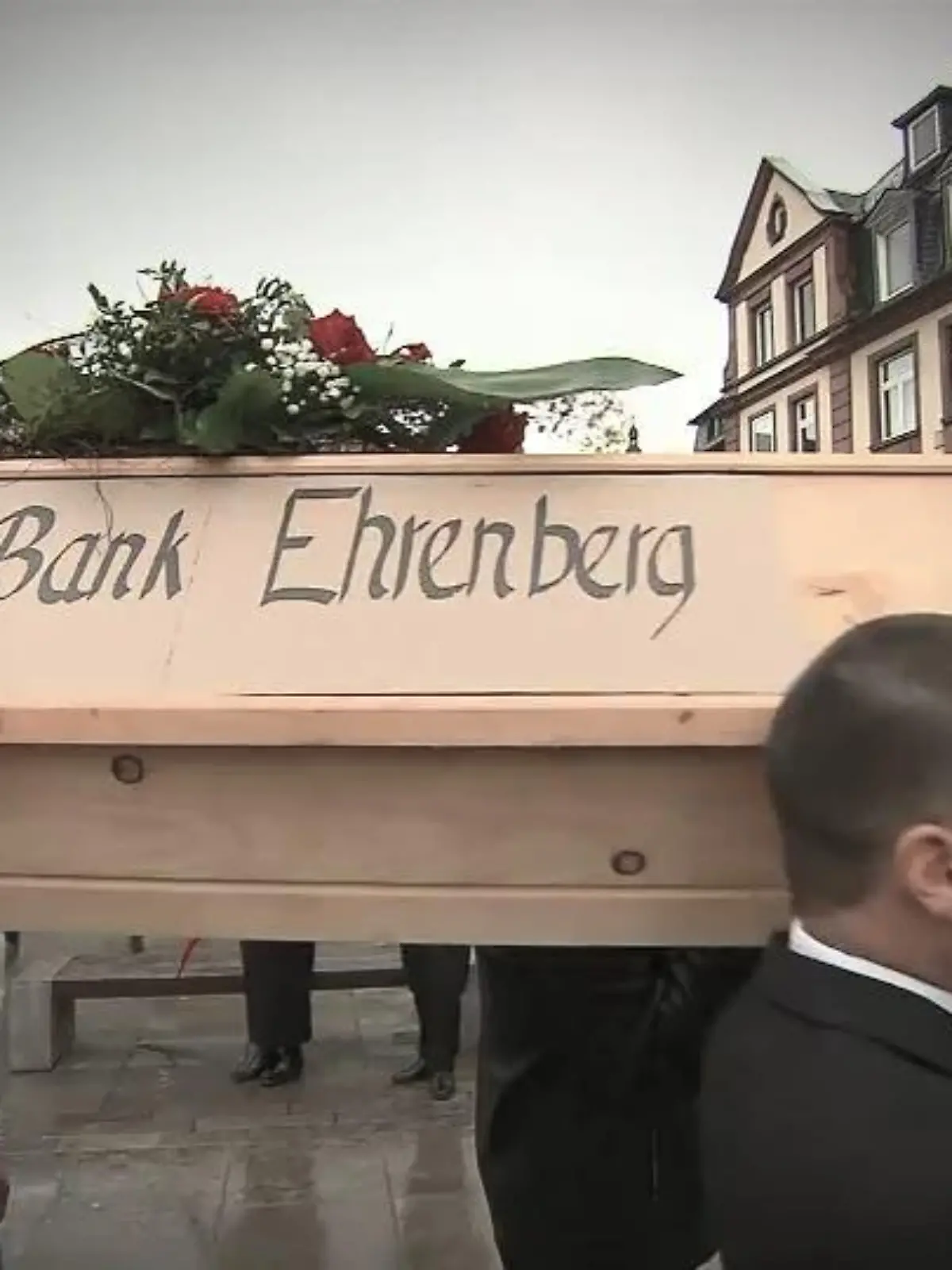In Ehrenberg (Rhön) ist die Wut groß: Die einzige Bankfiliale im Ort soll schließen – und der einzige Geldautomat gleich mit. Einfach mal Bargeld abheben? Das wird nun deutlich schwieriger. Doch die Ehrenberger geben nicht auf und haben in Fulda demonstriert – und ihren Geldautomaten symbolisch zu Grabe getragen. Alle Bilder zeigen wir im Video.