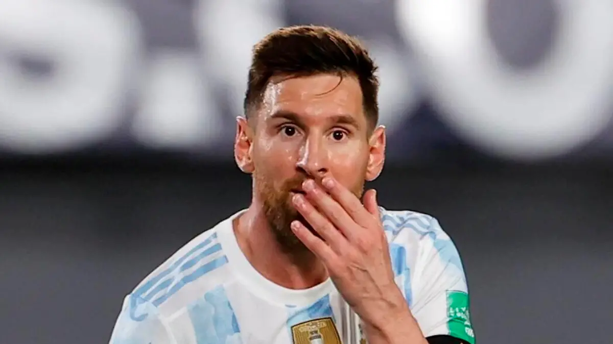  Argentina s Lionel Messi in action against Uruguay, during a match amid the South American qualifiers for the Qatar 2022 World Cup, at the Monumental Stadium in Buenos Aires, Argentina, 10 October 2021. Argentina - Uruguay ACHTUNG: NUR REDAKTIONELLE NUTZUNG PUBLICATIONxINxGERxSUIxAUTxONLY Copyright: xJuanxIgnacioxRoncoronix AMDEP1015 20211011-97c94d58f13ce0f0009acefd1db2e74e820c3328