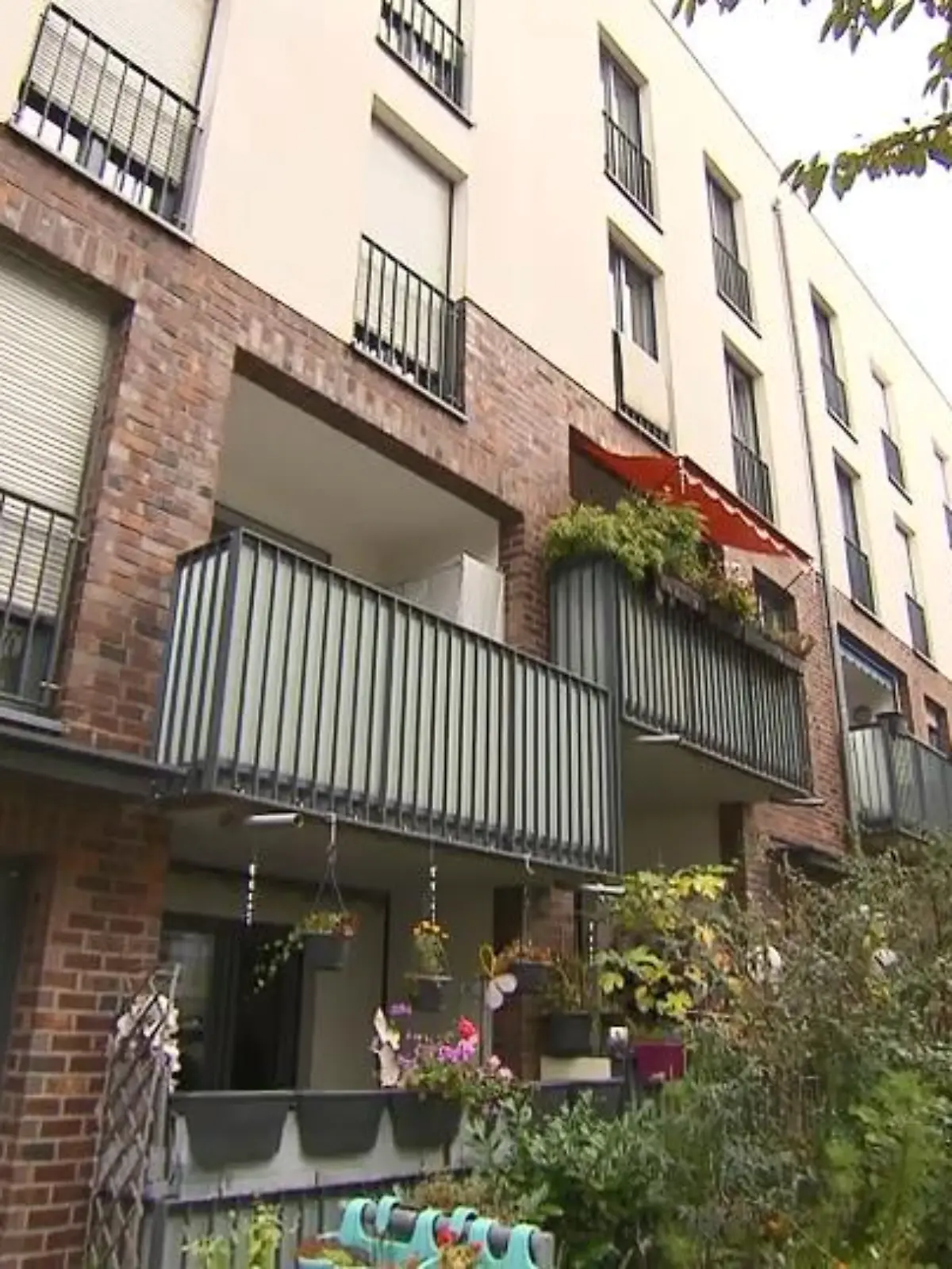In Frankfurt mangelt es an bezahlbarem Wohnraum - mittlerweile ist Wohnen hier sogar teurer als in München, Hongkong oder Toronto. Wer soll das noch bezahlen? Norman Renwick sucht für sich und seine Freundin eine Wohnung in Frankfurt. So groß das Angebot auch ist: Die besten sind schnell weg. Der Fluglotse überlegt schon, welche Abstriche er machen soll, um überhaupt was zu bekommen. Wie es ihm ergeht, sehen Sie im Video.