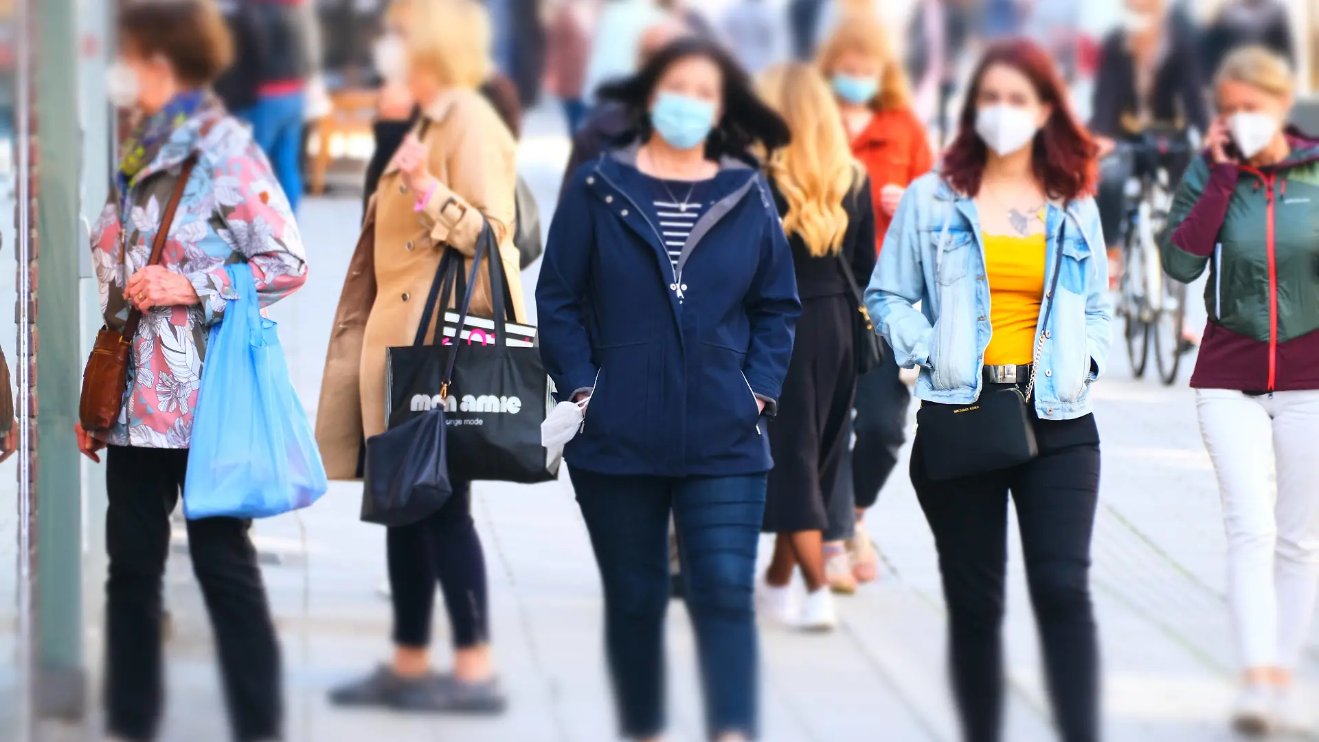 Düsseldorf 28.05.2021 Flinger Strasse Flingerstrasse Einkaufsstrasse Shoppingmeile Einkaufsmeile Corona Pandemie Covid Corona Lockdown Maskenpflicht Masken Mundschutz Einkaufen Einzelhandel Notbremse shutdown Infektionsschutzgesetz Inzidenz Inzidenzwert Bundesnotbremse Fussgängerzone Einkaufsbummel Jugendliche Teenager Mädchen junge Frauen Frau Einkaufstasche Düsseldorf Nordrhein-Westfalen Deutschland *** Düsseldorf 28 05 2021 Flinger Strasse Flingerstrasse shopping street shopping mile shopping mile corona pandemic covid corona lockdown mask obligation masks mouth protection shopping retail emergency brake shutdown infection protection law incidence incidence value federal emergency brake pedestrian zone shopping stroll teenager tee