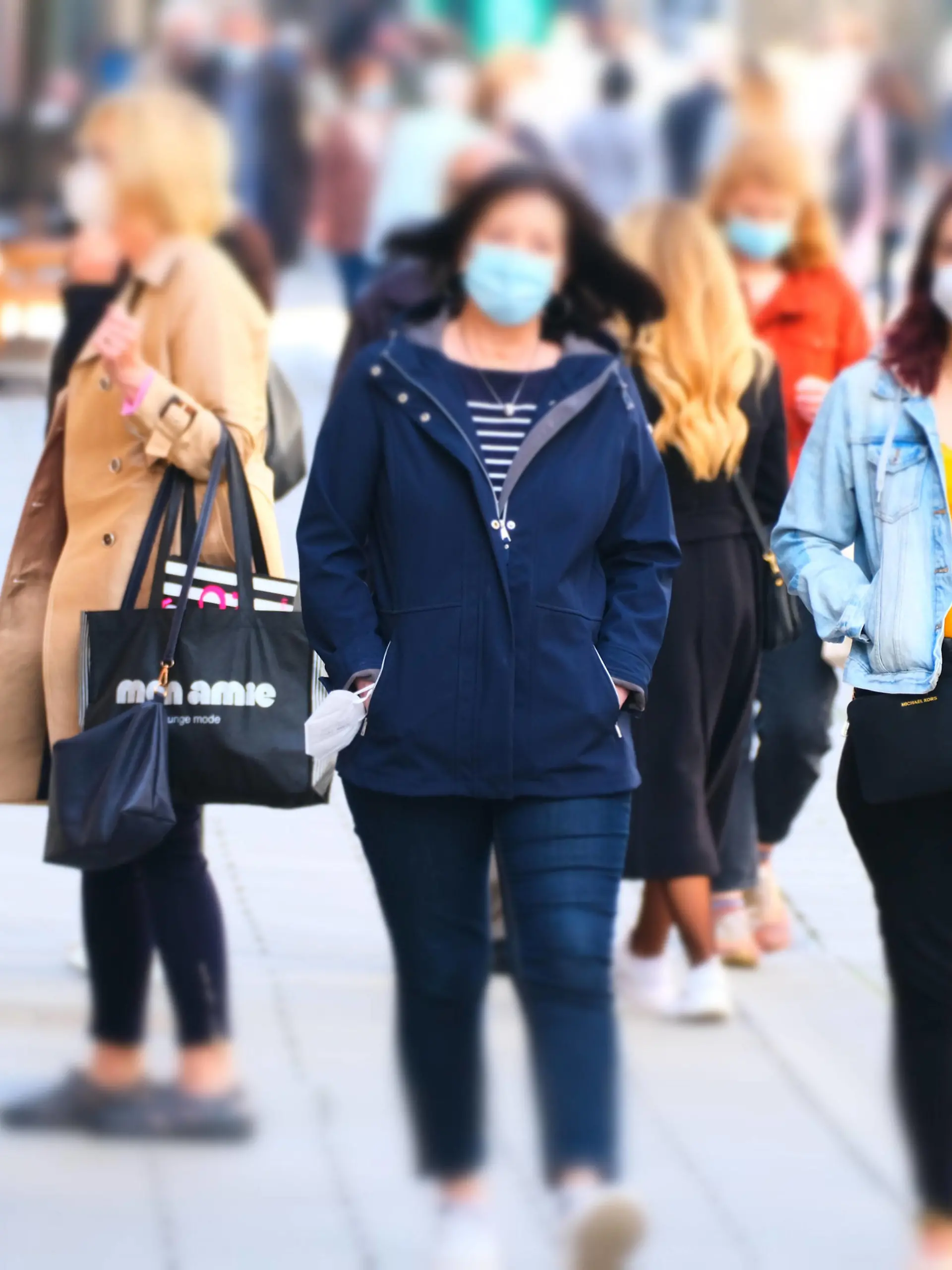  Düsseldorf 28.05.2021 Flinger Strasse Flingerstrasse Einkaufsstrasse Shoppingmeile Einkaufsmeile Corona Pandemie Covid Corona Lockdown Maskenpflicht Masken Mundschutz Einkaufen Einzelhandel Notbremse shutdown Infektionsschutzgesetz Inzidenz Inzidenzwert Bundesnotbremse Fussgängerzone Einkaufsbummel Jugendliche Teenager Mädchen junge Frauen Frau Einkaufstasche Düsseldorf Nordrhein-Westfalen Deutschland *** Düsseldorf 28 05 2021 Flinger Strasse Flingerstrasse shopping street shopping mile shopping mile corona pandemic covid corona lockdown mask obligation masks mouth protection shopping retail emergency brake shutdown infection protection law incidence incidence value federal emergency brake pedestrian zone shopping stroll teenager tee 