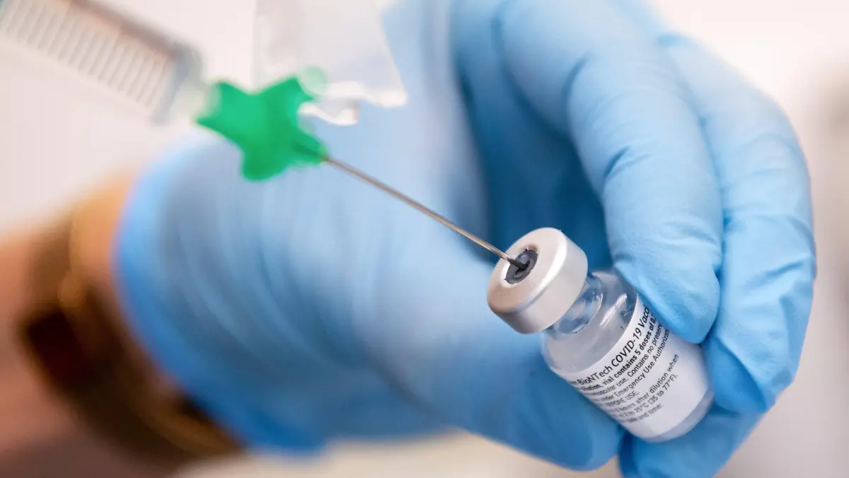 ARCHIV - 30.12.2020, Bayern, Gauting: Eine Klinik-Mitarbeiterin zieht den Covid-19 Impfstoff von Biontech/Pfizer für eine Impfung auf eine Spritze. (zu dpa "Biontech/Pfizer beantragen US-Notfallzulassung für jüngere Kinder") Foto: Sven Hoppe/dpa +++ dpa-Bildfunk +++