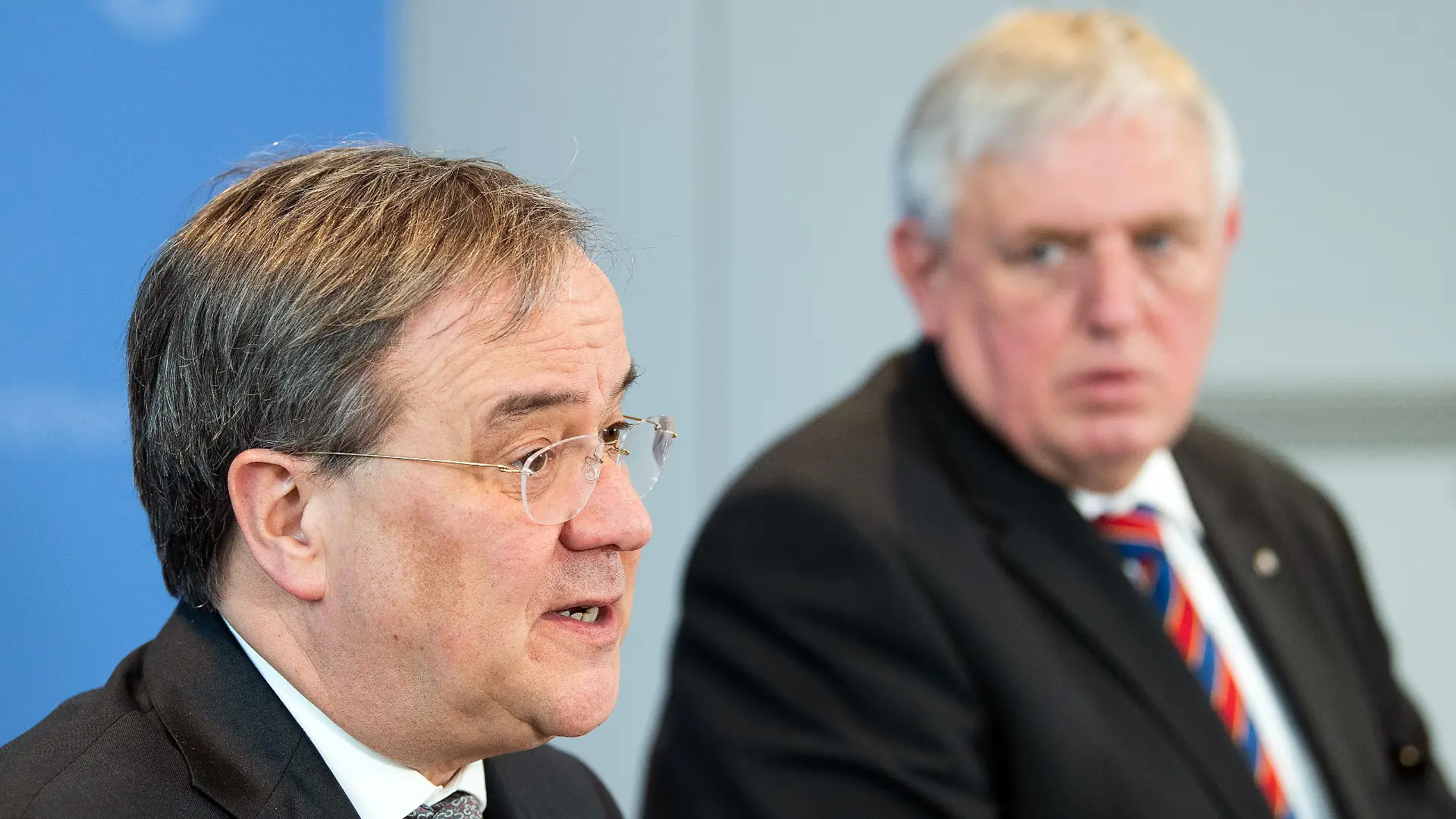 Armin Laschet (CDU,l) nordrhein-westfälischer Ministerpräsident, und Karl-Josef Laumann (CDU), Gesundheitsminister von Nordrhein-Westfalen, beantworten die Fragen von Journalisten. Die nordrhein-westfälische Landesregierung will angesichts der zunehmenden Coronavirus-Infektionen an diesem Dienstag einen Erlass zum Umgang mit Großveranstaltungen herausgeben.