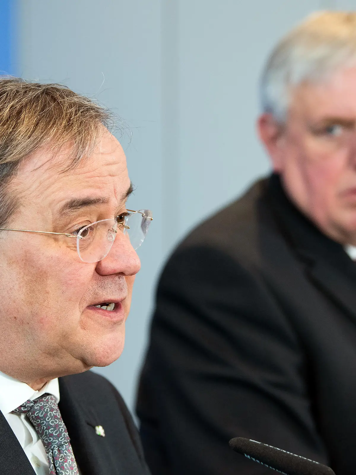Armin Laschet (CDU,l) nordrhein-westfälischer Ministerpräsident, und Karl-Josef Laumann (CDU), Gesundheitsminister von Nordrhein-Westfalen, beantworten die Fragen von Journalisten. Die nordrhein-westfälische Landesregierung will angesichts der zunehmenden Coronavirus-Infektionen an diesem Dienstag einen Erlass zum Umgang mit Großveranstaltungen herausgeben.