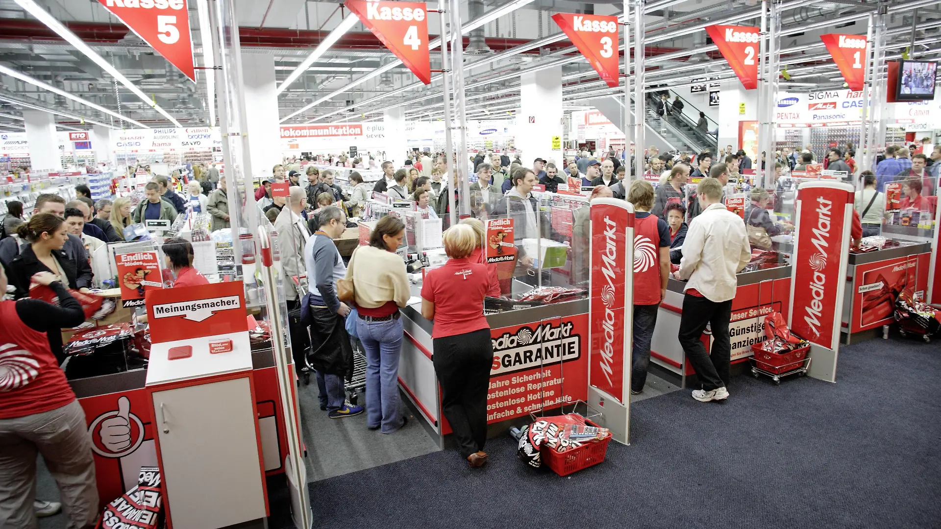 Die Kassen im weltgroessten Media Markt im Alexa Shopping Center am Alexanderplatz . Media Markt Shopping Center . Berlin , 12.09.2007 , , , Berlin Deutschland PUBLICATIONxINxGERxSUIxAUTxONLY Copyright: xThomasxKoehlerx

the Funds in world\u0026#39;s largest Media Market in Alexa Shopping Center at Alexanderplatz Media Market Shopping Center Berlin 12 09 2007 Berlin Germany PUBLICATIONxINxGERxSUIxAUTxONLY Copyright xThomasxKoehlerx  