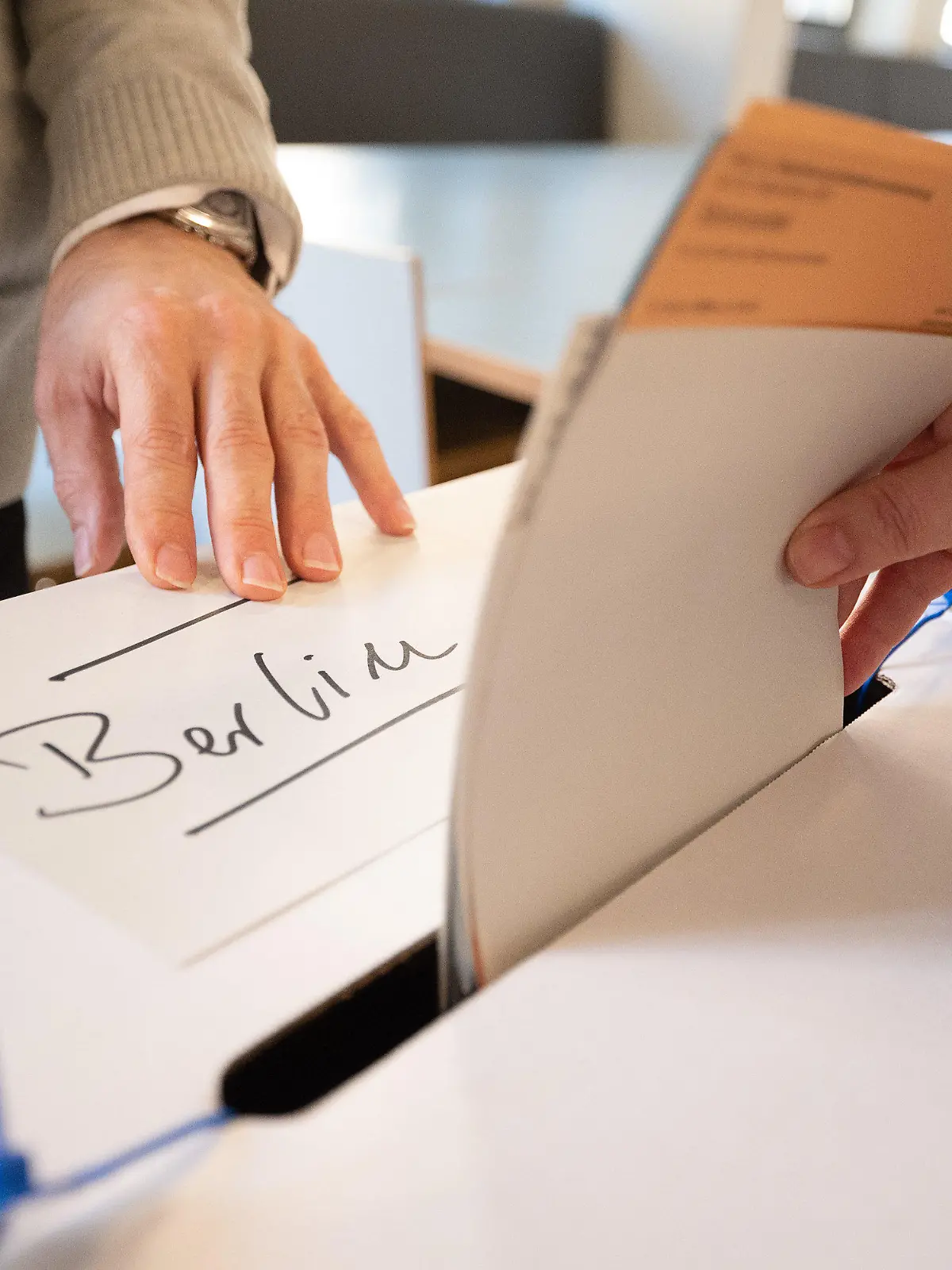 ARCHIV - 26.09.2021, Berlin: Eine Frau gibt in einem Wahllokal Wahlzettel für die Wahl des Abgeordnetenhauses und den Volksentscheid in Berlin ab. Am 14.Oktober stellt der Landeswahlausschuss das Endergebnis fest. Dabei dürfte es auch um die Frage gehen, ob der Urnengang wegen Wahlpannen in einzelnen Wahlkreisen oder dem einen oder anderen Stimmbezirk wiederholt werden muss. (zu "Landeswahlausschuss stellt Ergebnis der Wahl in Berlin fest") Foto: Sebastian Gollnow/dpa +++ dpa-Bildfunk +++