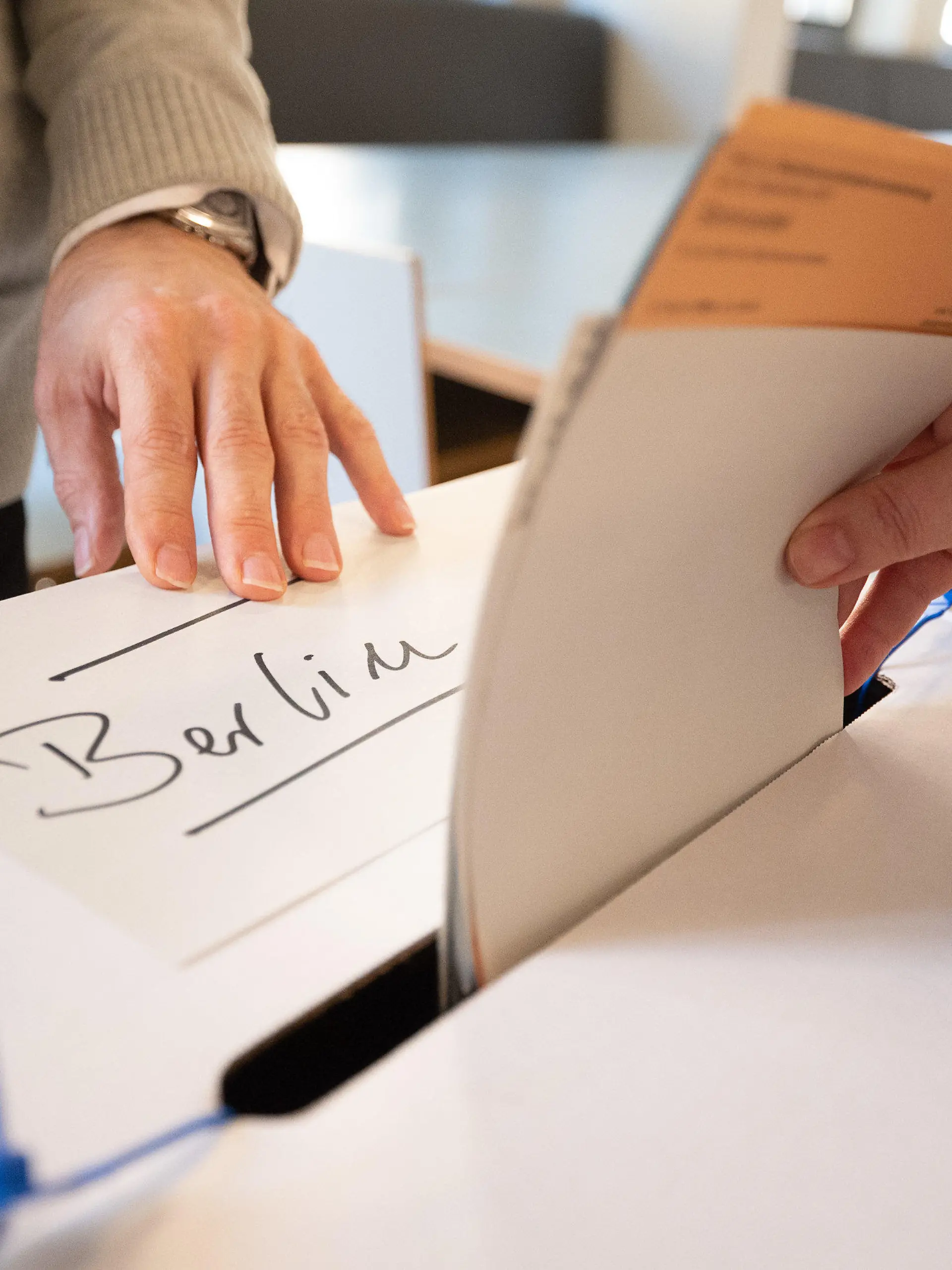 ARCHIV - 26.09.2021, Berlin: Eine Frau gibt in einem Wahllokal Wahlzettel für die Wahl des Abgeordnetenhauses und den Volksentscheid in Berlin ab. Am 14.Oktober stellt der Landeswahlausschuss das Endergebnis fest. Dabei dürfte es auch um die Frage gehen, ob der Urnengang wegen Wahlpannen in einzelnen Wahlkreisen oder dem einen oder anderen Stimmbezirk wiederholt werden muss. (zu "Landeswahlausschuss stellt Ergebnis der Wahl in Berlin fest") Foto: Sebastian Gollnow/dpa +++ dpa-Bildfunk +++