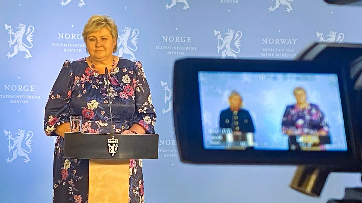 13.10.2021, Norwegen, Oslo: Die amtierende norwegische Ministerpräsidentin Erna Solberg (r) und Justizministerin Monica Mæland sprechen auf einer Pressekonferenz nach dem Polizeibriefing über den Anschlag in Kongsberg. Ein mit Pfeil und Bogen bewaffneter Mann tötete am Mittwoch in der Nähe der norwegischen Hauptstadt Oslo mehrere Menschen, bevor er festgenommen wurde, so die Behörden. Foto: Ole Berg-Rusten/NTB via AP/dpa - ACHTUNG: Nur zur redaktionellen Verwendung und nur mit vollständiger Nennung des vorstehenden Credits +++ dpa-Bildfunk +++