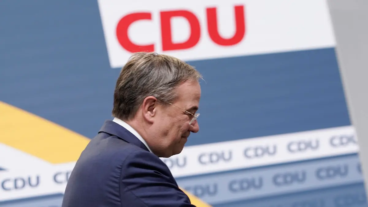 Pressestatement von Armin Laschet im Konrad-Adenauer-Haus zur aktuellen Situation Aktuell, 07.10.2021, Berlin, Armin Laschet Ministerpraesident von Nordrhein-Westfalen, CDU-Vorsitzender und Kanzlerkandidat der CDU bei der Bundestagswahl 2021 geht nach seinem Statement im Konrad-Adenauer-Haus der CDU Zentrale in Berlin zur aktuellen Situation Berlin Berlin Deutschland *** Press statement by Armin Laschet in the Konrad Adenauer House on the current situation Current, 07 10 2021, Berlin, Armin Laschet State Premier of North Rhine-Westphalia, CDU Chairman and candidate for Chancellor of the CDU in the 2021 federal election goes after his statement in the Konrad Adenauer House of the CDU headquarters in Berlin on the current situation Berlin Be