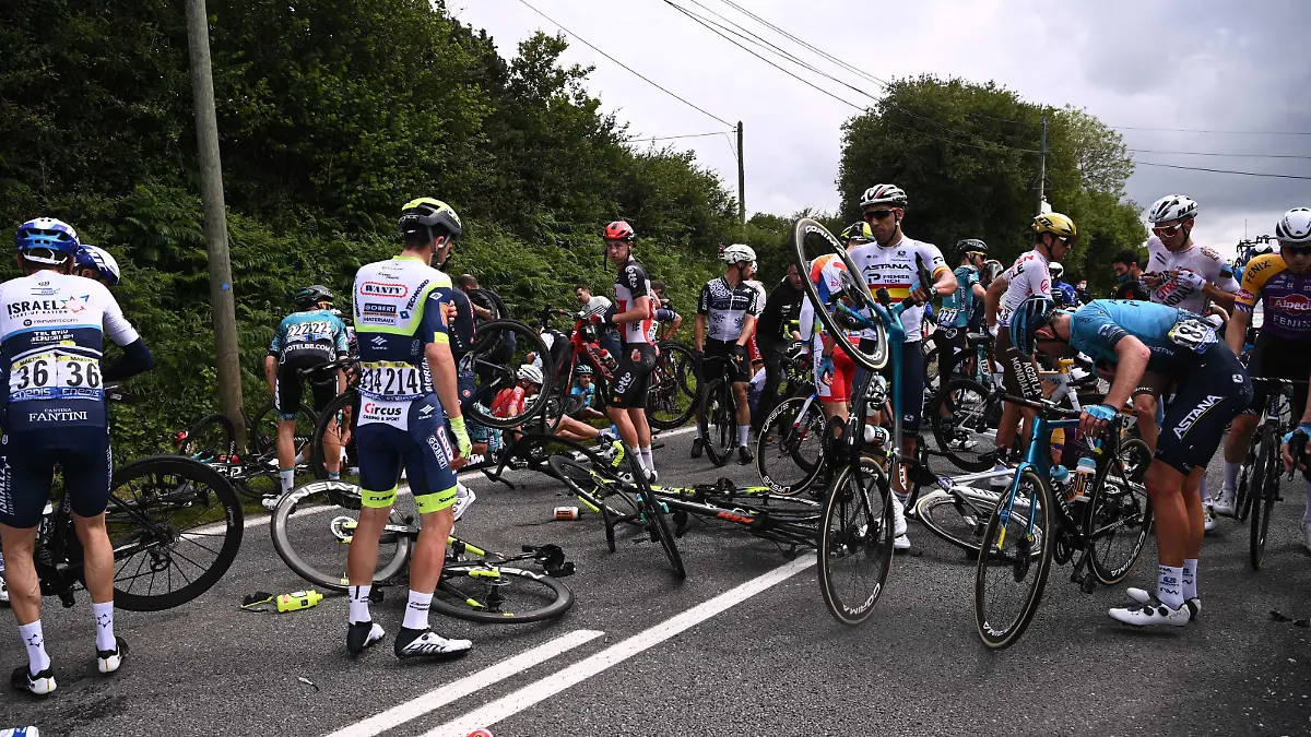 2021-06-26 17:03:16 Mehrere Fahrer werden nach einem Sturz während der ersten Etappe der 108. Ausgabe der Tour de France Radrennen, 197,8 km von Brest nach Landerneau, Frankreich, verletzt. Die diesjährige Tour de France findet vom 26. Juni bis 18. Juli 2021 statt.BELGA FOTOPOOL ANNE-CHRISTINE POUJOULAT