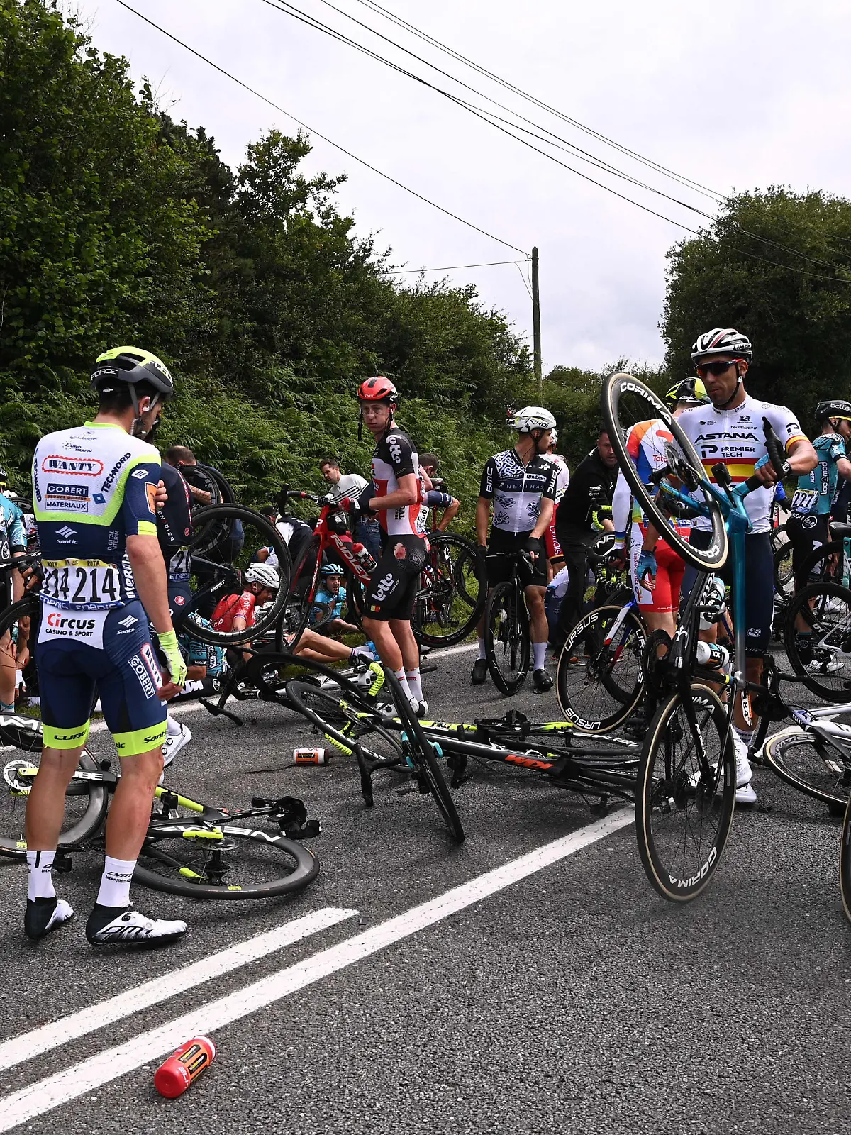 2021-06-26 17:03:16 Mehrere Fahrer werden nach einem Sturz während der ersten Etappe der 108. Ausgabe der Tour de France Radrennen, 197,8 km von Brest nach Landerneau, Frankreich, verletzt. Die diesjährige Tour de France findet vom 26. Juni bis 18. Juli 2021 statt.BELGA FOTOPOOL ANNE-CHRISTINE POUJOULAT
