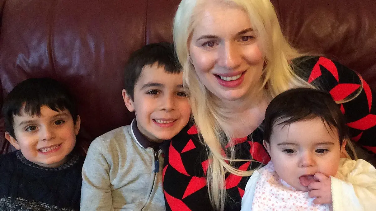 SONDERKONDITIONEN: Satzpreis!
Naseem with children. See SWNS story SWTPalbino; Meet the world?s biggest albino family - a British clan of 15 who said their condition has brought them closer together. Aslam Parvez, 64, and wife Shameem, 65, both have white skin due to the condition - and so do all their six children, and some of their siblings, nieces and nephews. But NONE of the most recent generation of the Asian family inherited the condition - meaning they are all a totally different skin colour to their elder generations. The family, who live in Coventry, Warwickshire, and Exeter, Devon, said life was tough growing up, due to bullies and discrimination. But Naseem Akhtar, 42, eldest child of Aslam and Shameem, said the family are proud of their identity, and want to educate people on the condition.
