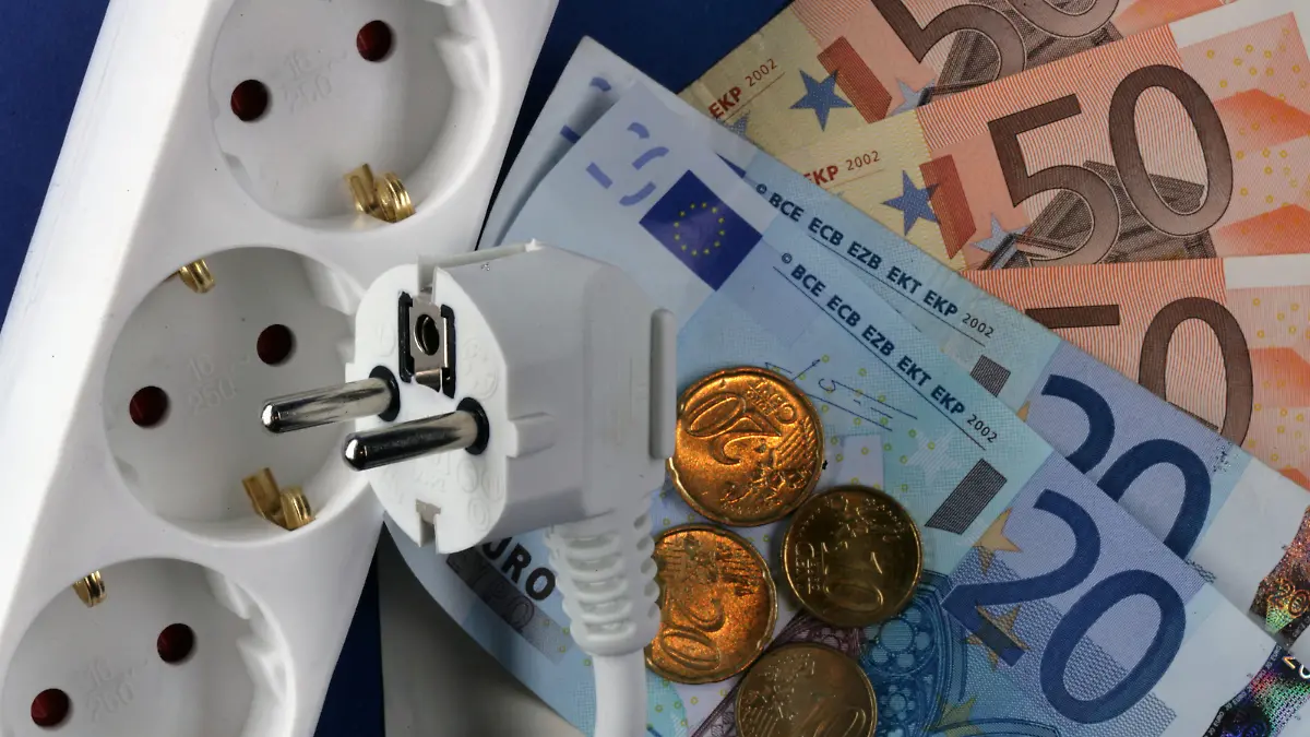 Euro-Geldscheine liegen neben einem Elektrostecker und einer Steckdosenleiste (Illustration zum Thema Strompreise), aufgenommen am 04.10.2006 in Schwerin. Der Strom-Preis für eine Kilowattstunde ist in den vergangenen acht Jahren um 2,35 Cent gestiegen. Zugleich ist der Preis für Erzeugung, Transport und Vertrieb des Stroms um einen Cent gefallen. Dies hat die Bundesregierung kürzlich in einer Antwort auf eine kleine Anfrage der Linksfraktion mitgeteilt. Auf dem Energiegipfel am Montag (09.10.2006), bei dem Bundeskanzlerin Merkel mit den Branchenvertretern über internationale und europäische Aspekte der Energieversorgung sprechen will, könnte auch das Thema Strompreise eine Rolle spielen. Foto: Jens Büttner +++(c) dpa - Report+++