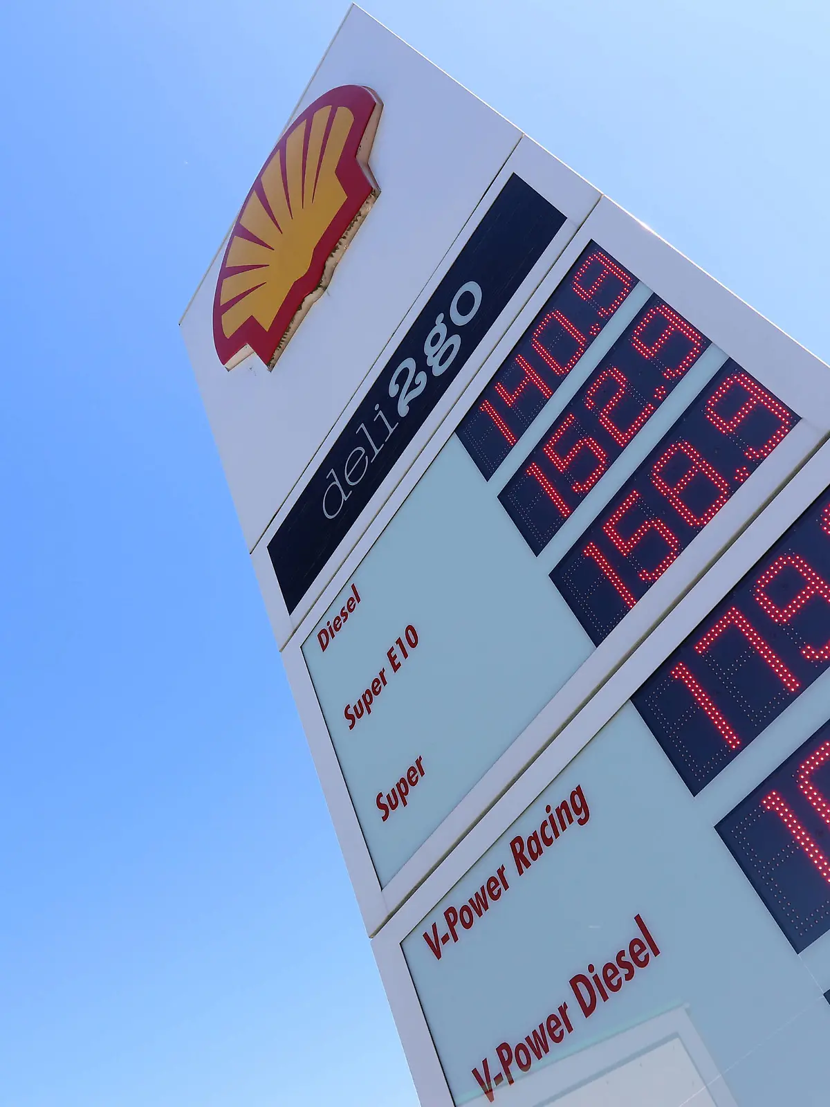  Spritpreise steigen und steigen, wie hoch geht der Spritpreis noch Die Tankstelle Shell in Siegen an der Eiserfelder Strasse am Vormittag Tankstelle, Spritpreise am 13.06.2021 in Siegen/Deutschland. *** Fuel prices rise and rise, how high the fuel price still goes The gas station Shell in Siegen at the Eiserfelder road in the morning gas station, fuel prices on 13 06 2021 in Siegen Germany