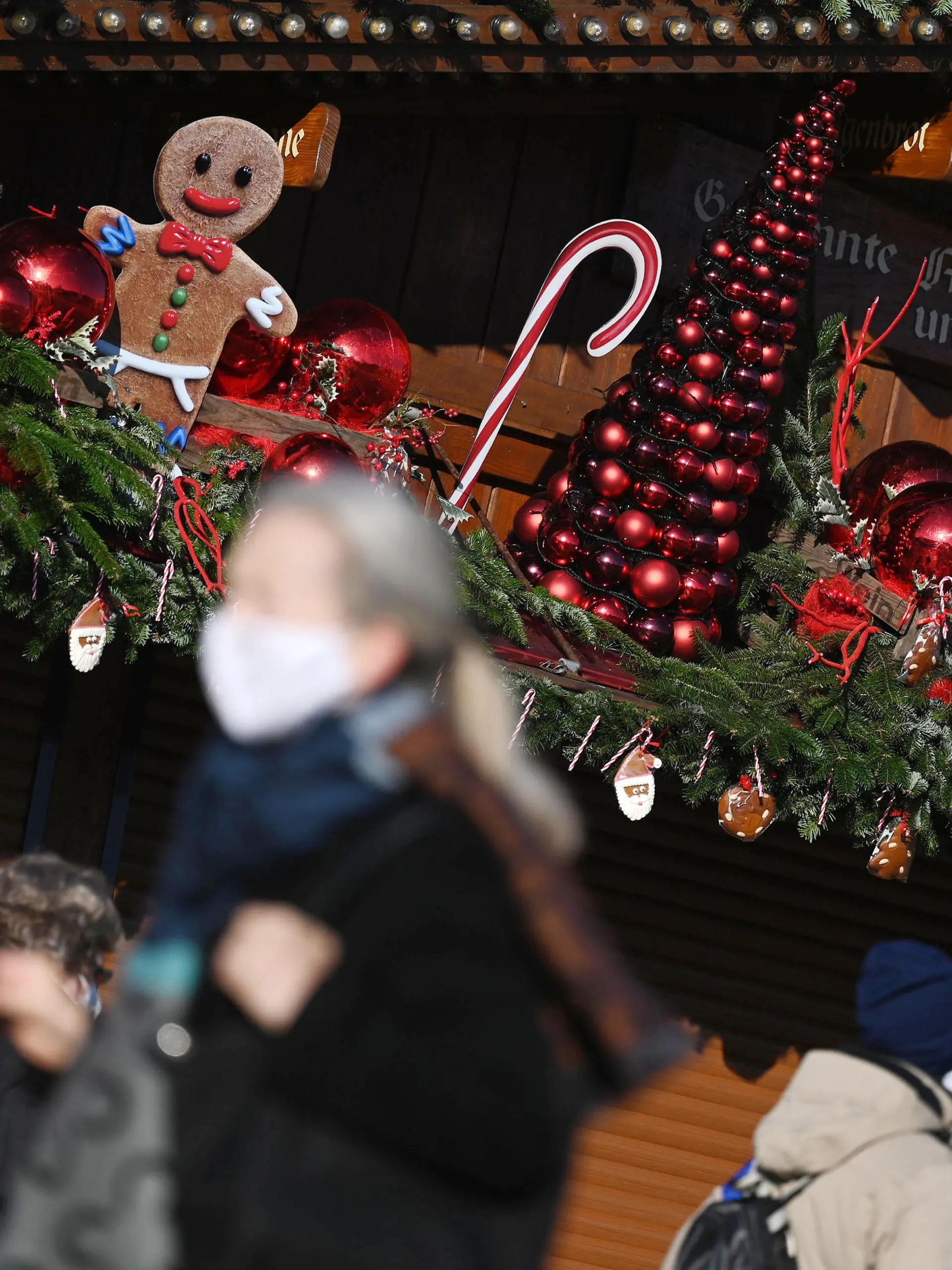 25.11.2020, Baden-Württemberg, Stuttgart: Passanten gehen an einem weihnachtlich geschmückten Stand in der Innenstadt vorbei. In der baden-württembergischen Landeshauptstadt findet aufgrund der Corona-Pandemie kein Weihnachtsmarkt statt. Vom 26. November bis 09. Januar 2021 werden als Alternative zum Weihnachtsmarkt im Rahmen der Veranstaltung «Adventszauber» 33 Stände ihre Waren zum Mitnehmen anbieten. Foto: Marijan Murat/dpa +++ dpa-Bildfunk +++