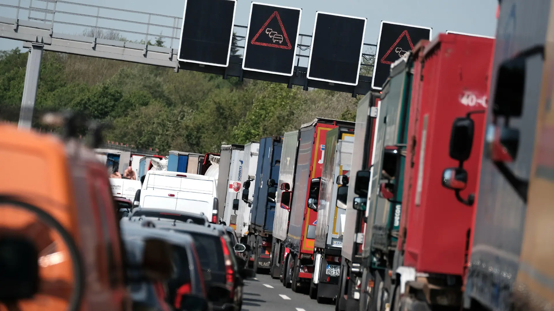 ARCHIV - 11.05.2016, Niedersachsen, Hannover: Fahrzeuge stehen auf der Autobahn A2 im Stau. Niedersachsen ist nach Angaben des ADAC Spitzenreiter bei der Gesamtstaumenge auf den Autobahnen im Norden. Foto: Peter Steffen/dpa +++ dpa-Bildfunk +++