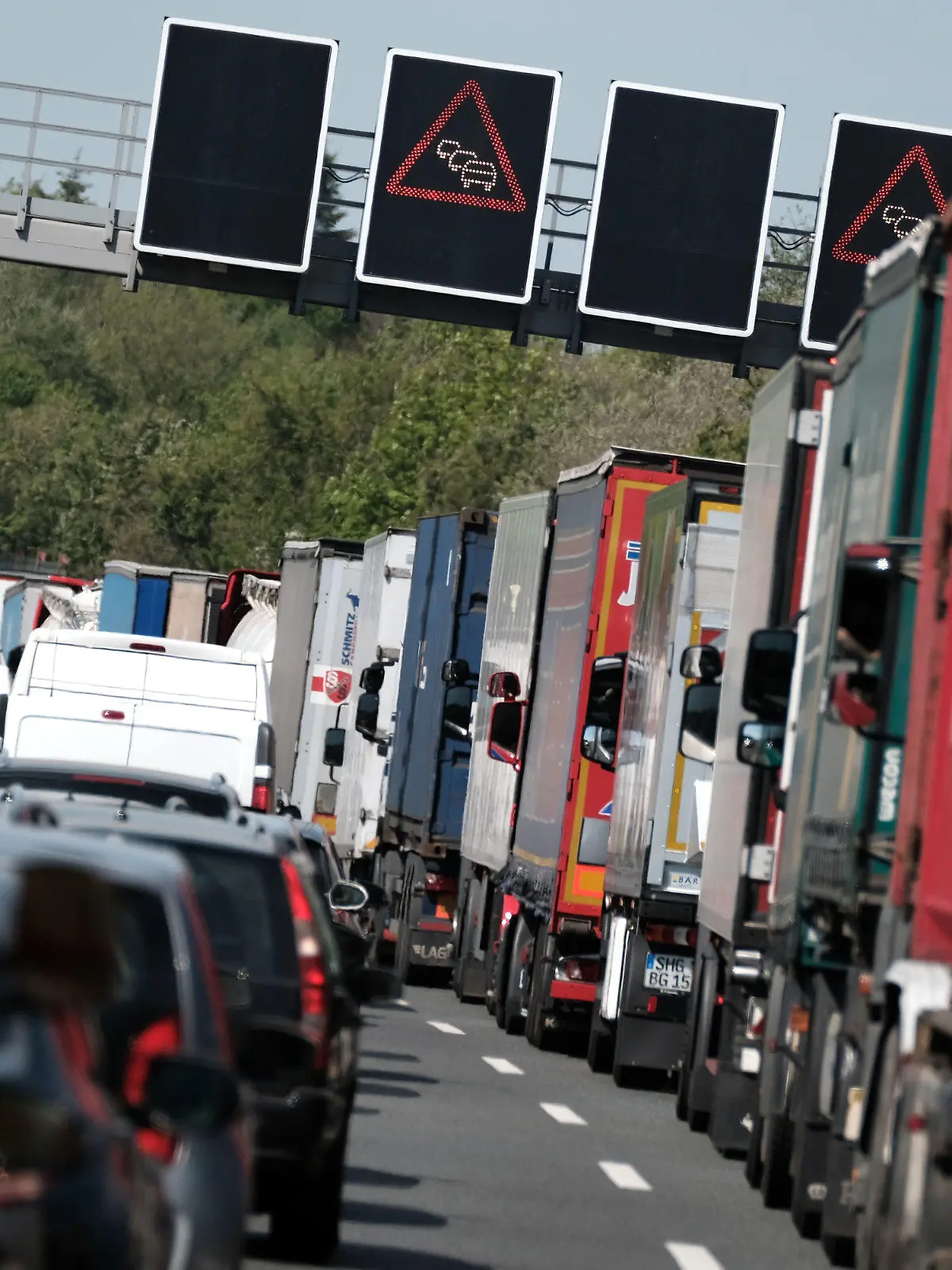 ARCHIV - 11.05.2016, Niedersachsen, Hannover: Fahrzeuge stehen auf der Autobahn A2 im Stau. Niedersachsen ist nach Angaben des ADAC Spitzenreiter bei der Gesamtstaumenge auf den Autobahnen im Norden. Foto: Peter Steffen/dpa +++ dpa-Bildfunk +++