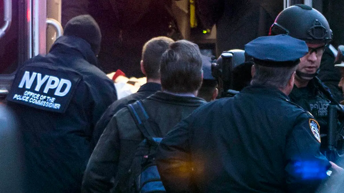 Beamte heben am 11.12.2017 den Verdächtigen auf einer Trage in einen Krankenwagen an der Eighth Avenue zwischen der 42. und der 43. Straße in New York, USA, nachdem es dort zu einer Explosion gekommen war. Der 27 Jahre alter Mann soll versucht haben, sich mit Hilfe einer vermutlich selbstgebauten Bombe in die Luft zu sprengen. Der Mann erlitt bei der Explosion Brand- und Schnittverletzungen an Händen und Oberkörper und wurde festgenommen, teilte die Polizei mit. (zu dpa «Explosion am Times Square: Anschlagsversuch erschreckt New York» vom 11.12.2017) Foto: Craig Ruttle/Newsday/AP/dpa +++(c) dpa - Bildfunk+++